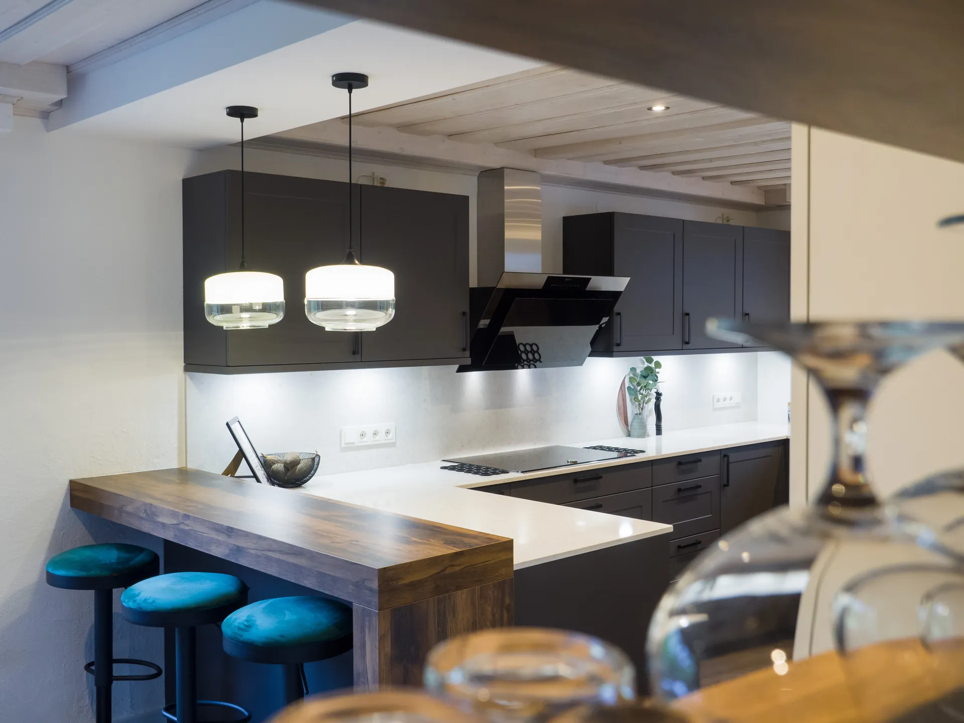 Landhausküche in Schwarz – Moderne Landhausküche in Schwarz-Weiß