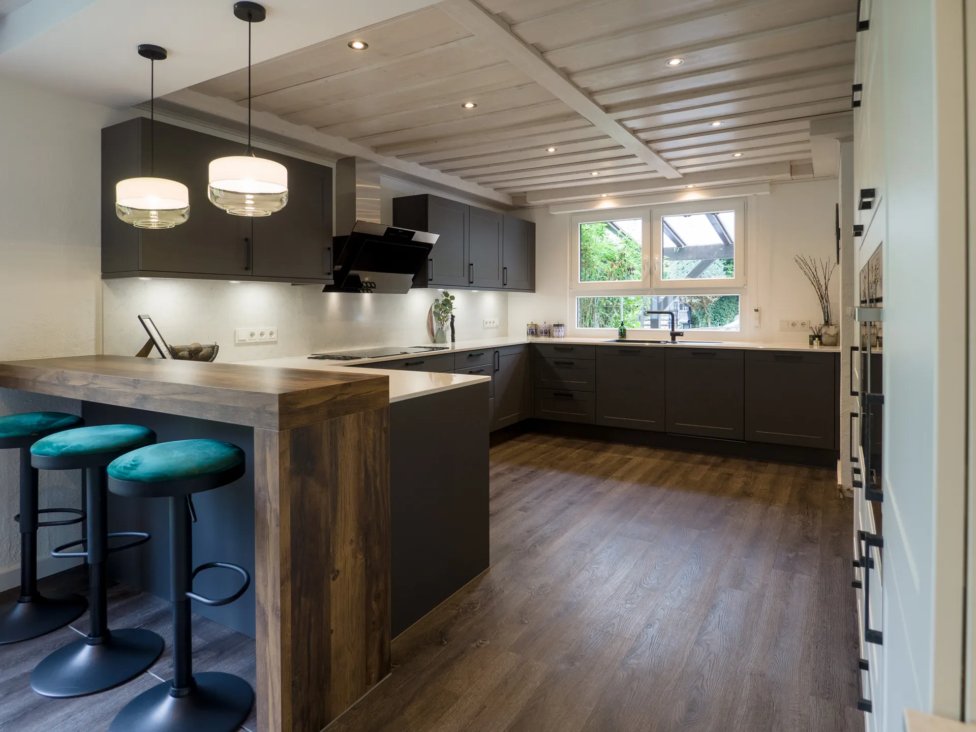 Landhausküche in Schwarz – Moderne Landhausküche in Schwarz-Weiß