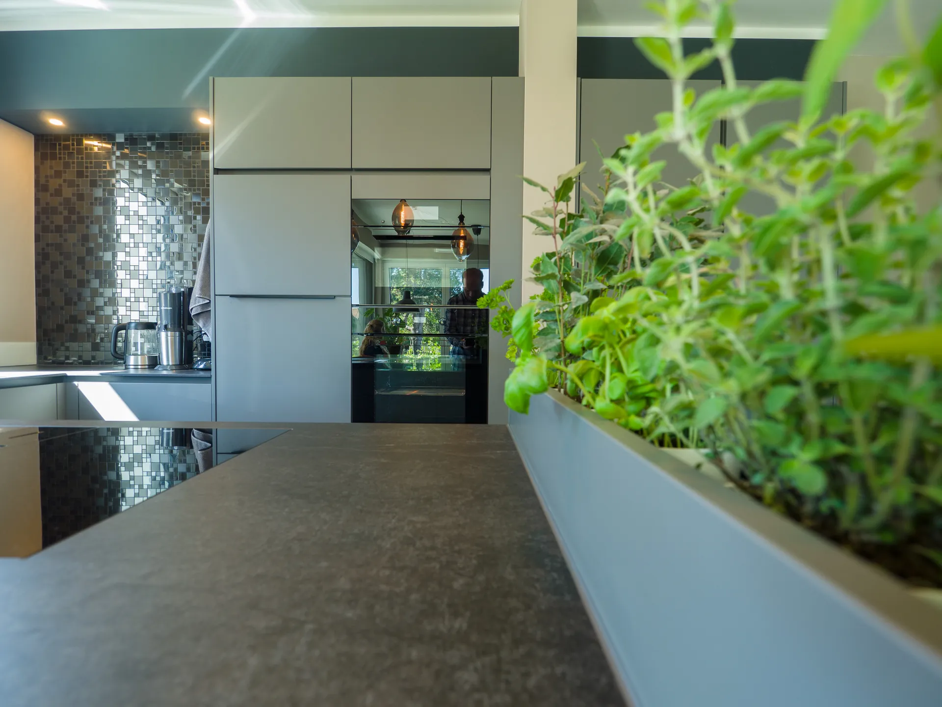 Designküche – Häcker Küche in Graphit mit Dekton-Arbeitsplatte