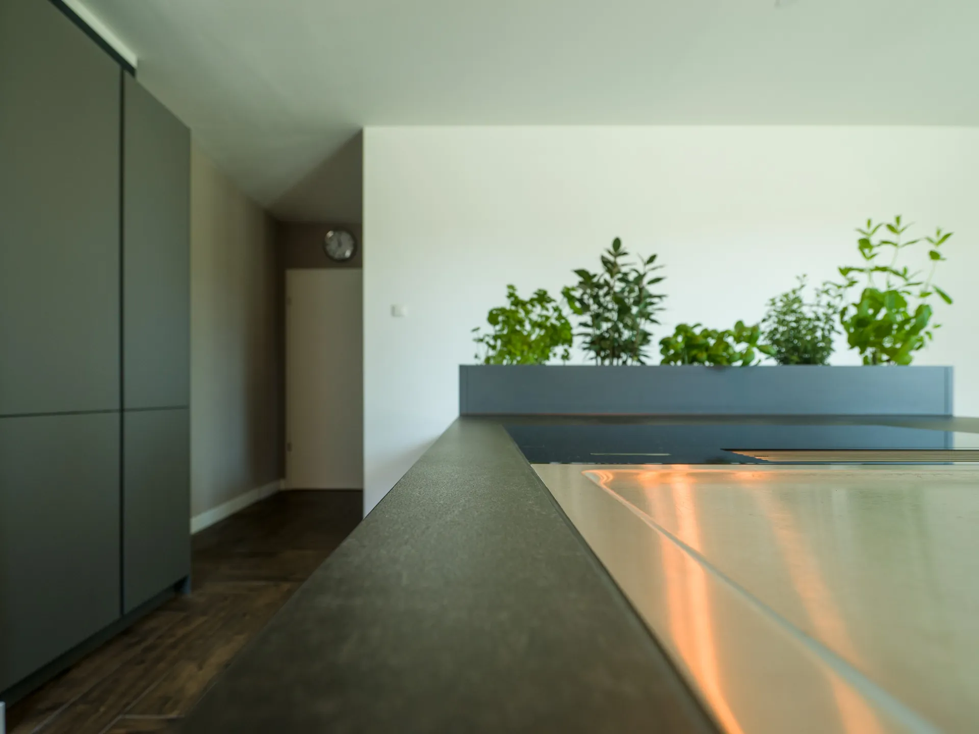 Designküche – Häcker Küche in Graphit mit Dekton-Arbeitsplatte