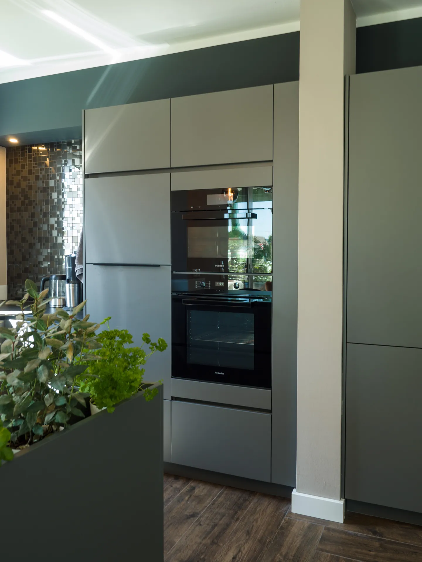 Designküche – Häcker Küche in Graphit mit Dekton-Arbeitsplatte