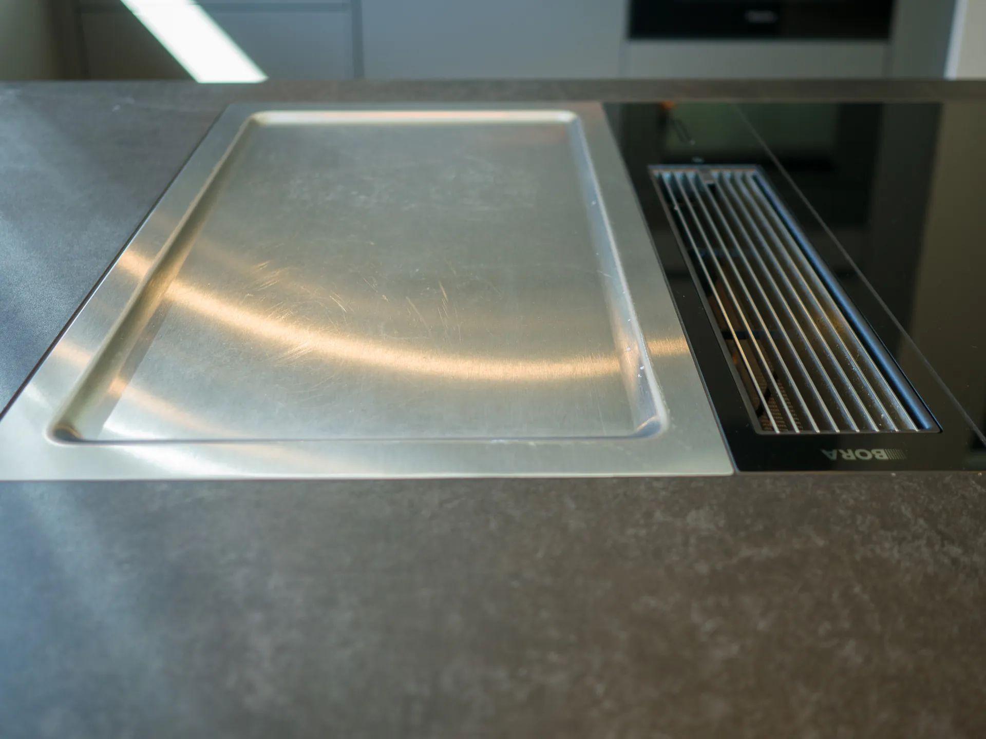Designküche – Häcker Küche in Graphit mit Dekton-Arbeitsplatte
