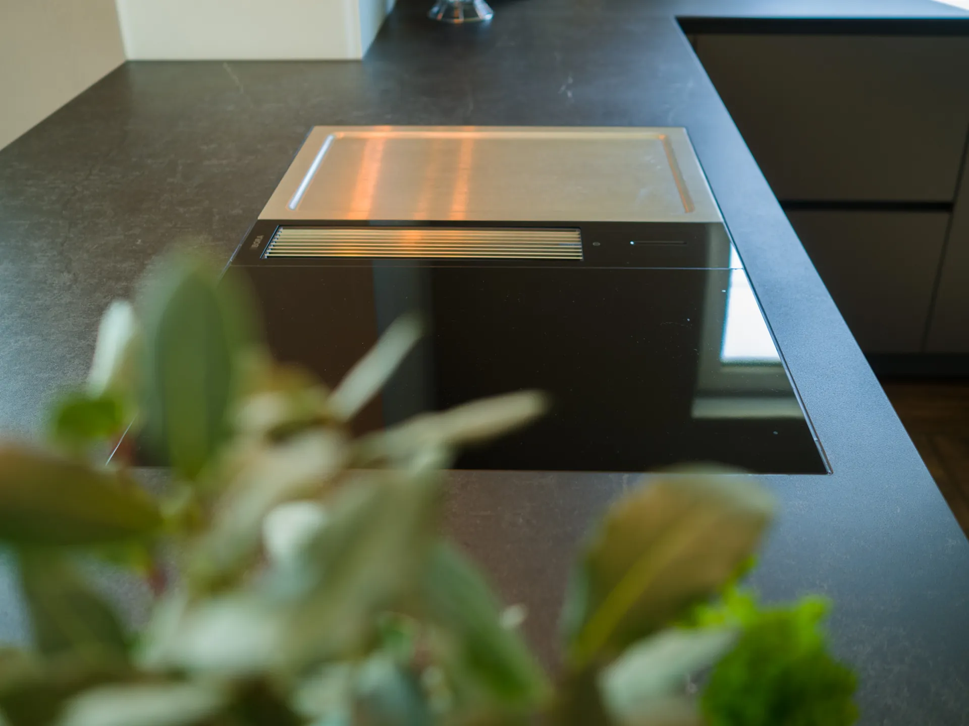 Designküche – Häcker Küche in Graphit mit Dekton-Arbeitsplatte
