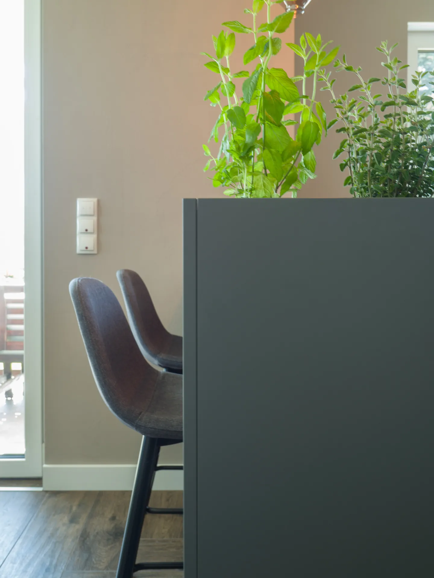 Designküche – Häcker Küche in Graphit mit Dekton-Arbeitsplatte