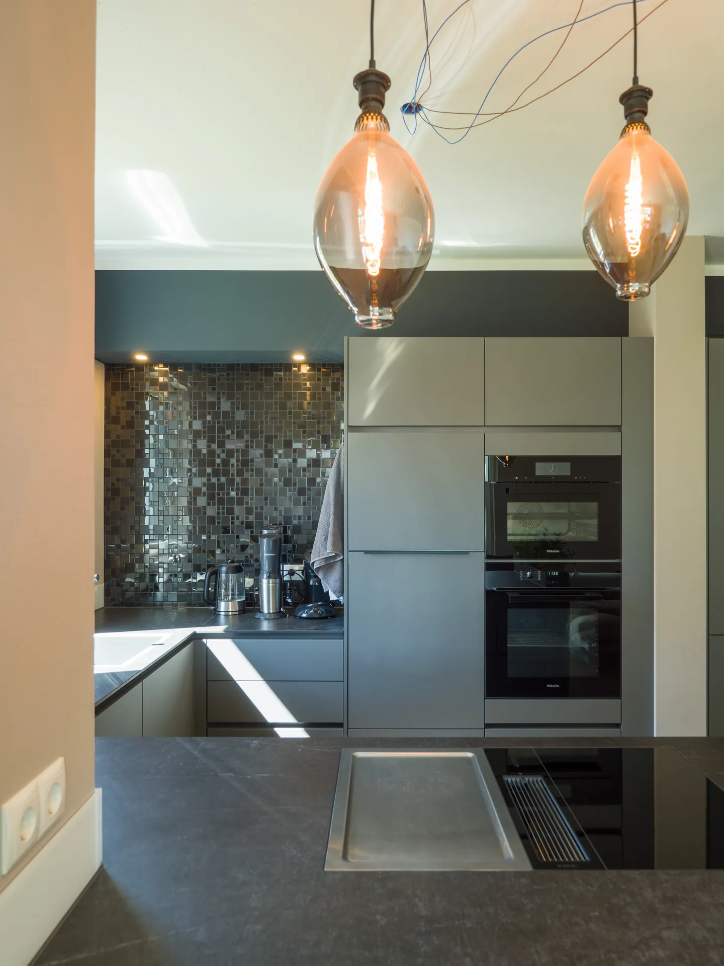 Designküche – Häcker Küche in Graphit mit Dekton-Arbeitsplatte