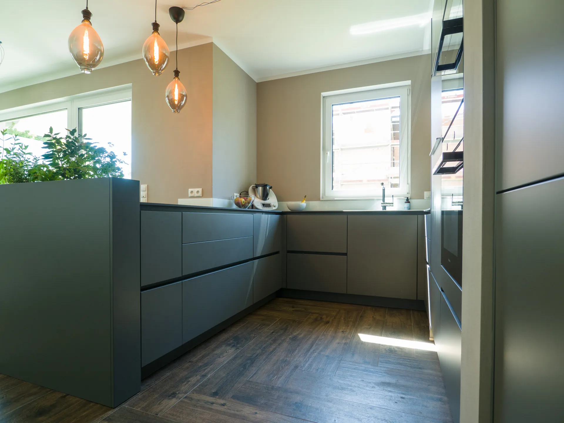 Designküche – Häcker Küche in Graphit mit Dekton-Arbeitsplatte