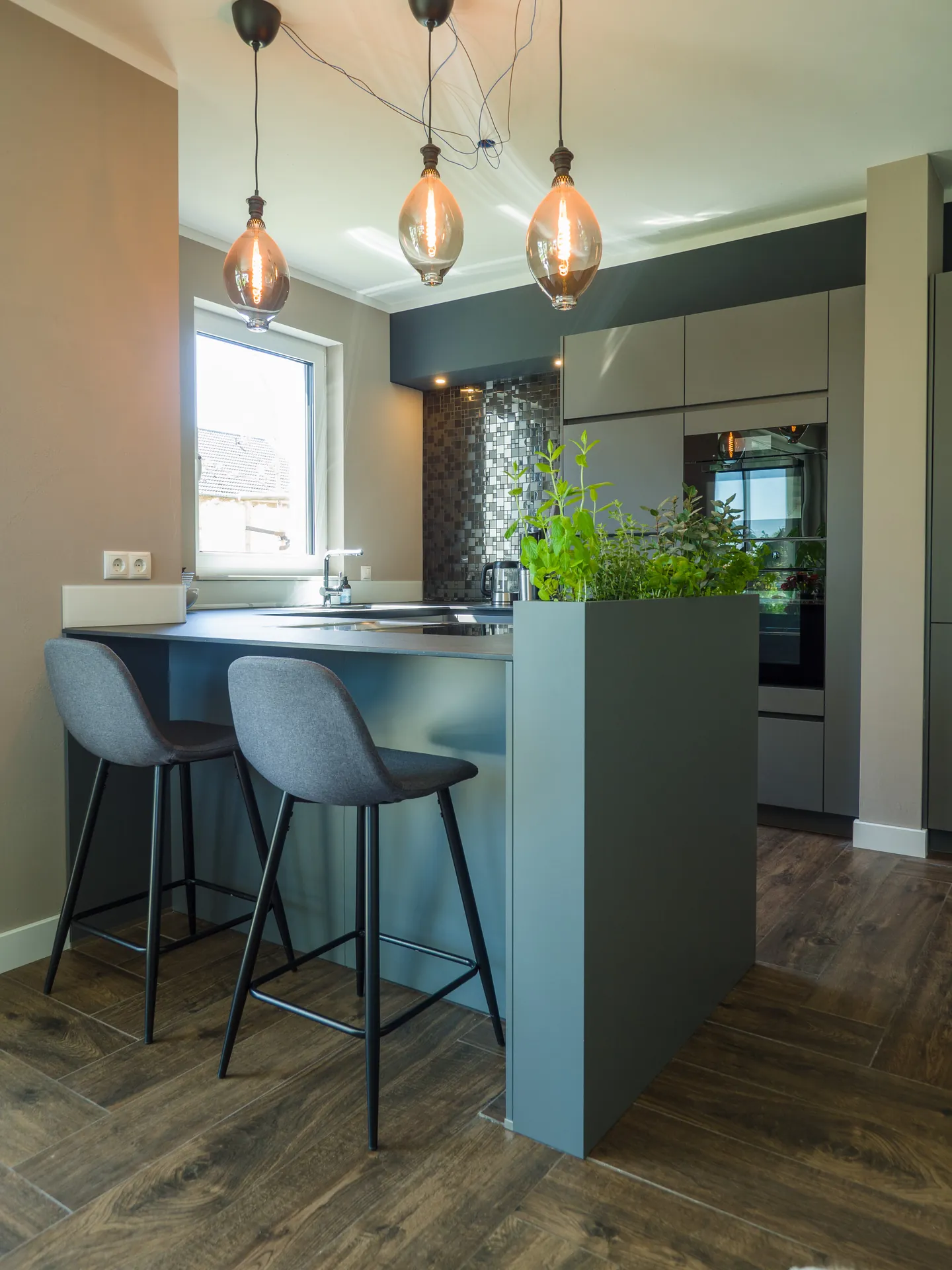 Designküche – Häcker Küche in Graphit mit Dekton-Arbeitsplatte