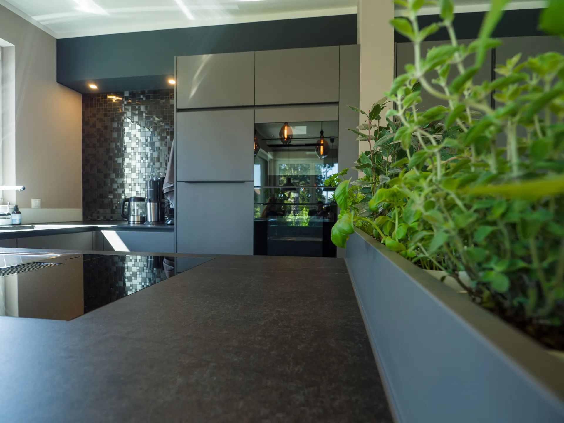Designküche – Häcker Küche in Graphit mit Dekton-Arbeitsplatte