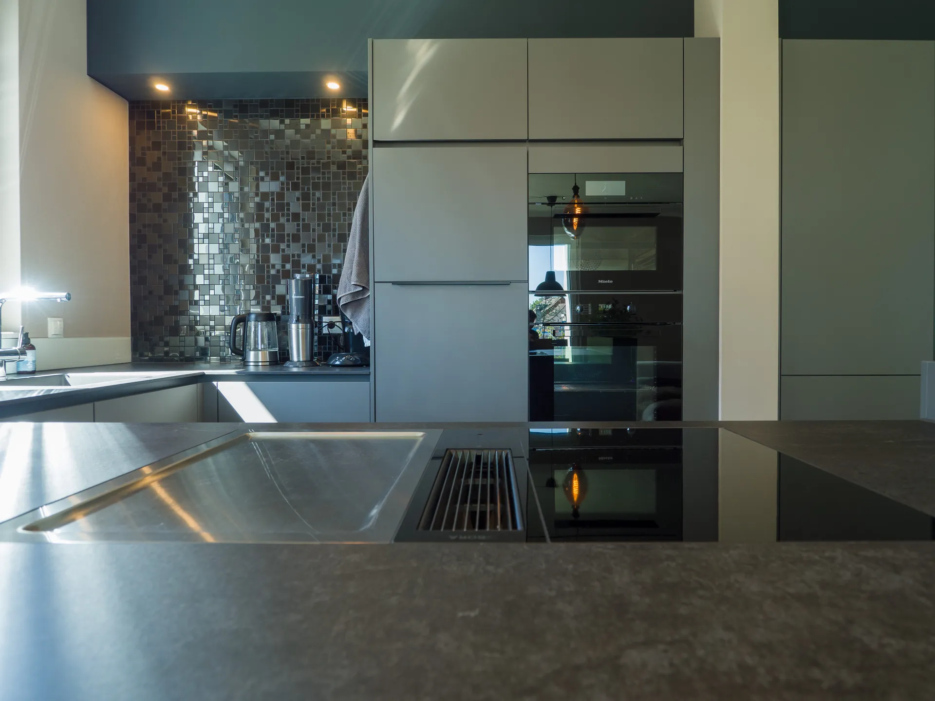 Designküche – Häcker Küche in Graphit mit Dekton-Arbeitsplatte
