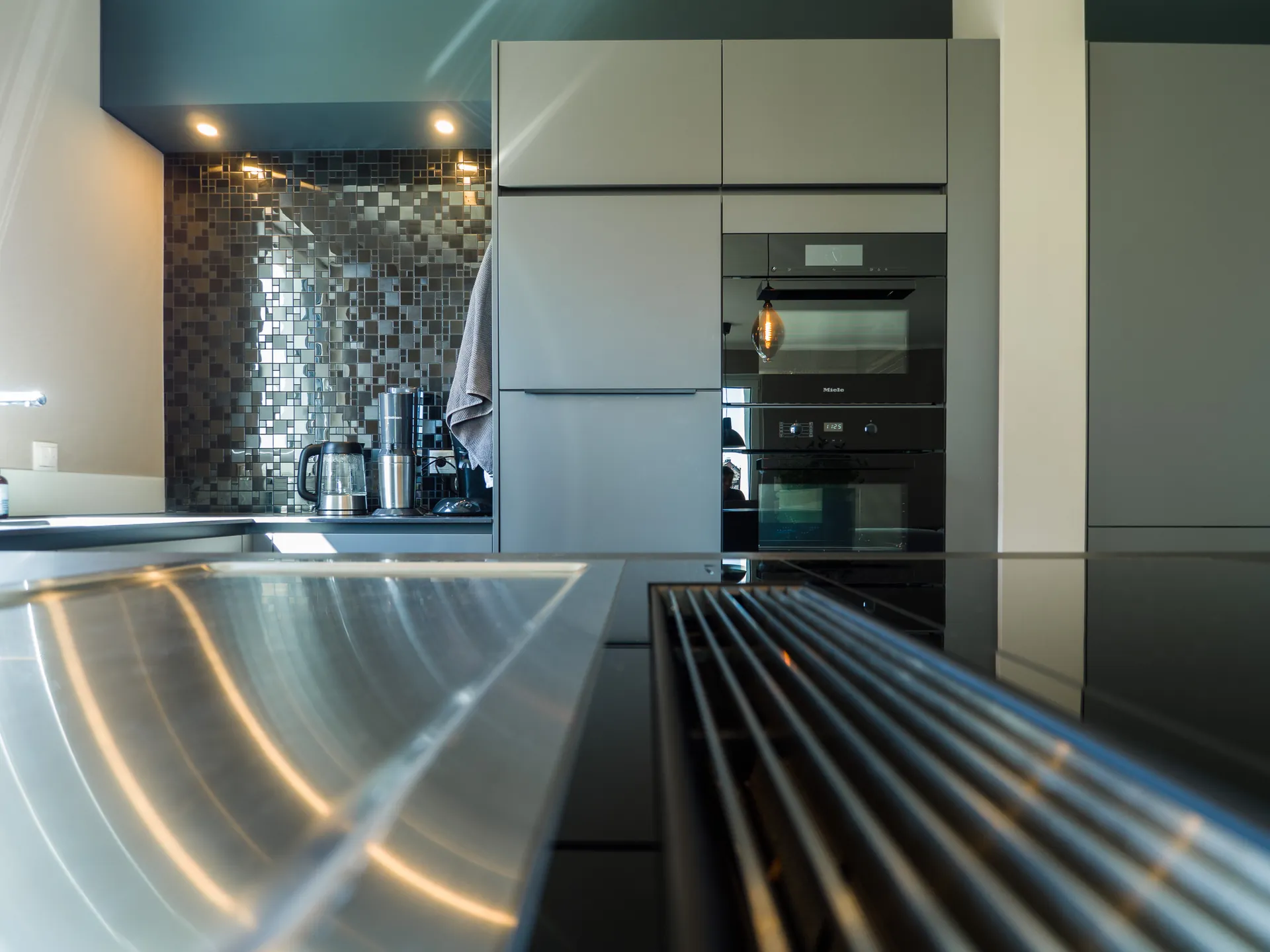 Designküche – Häcker Küche in Graphit mit Dekton-Arbeitsplatte