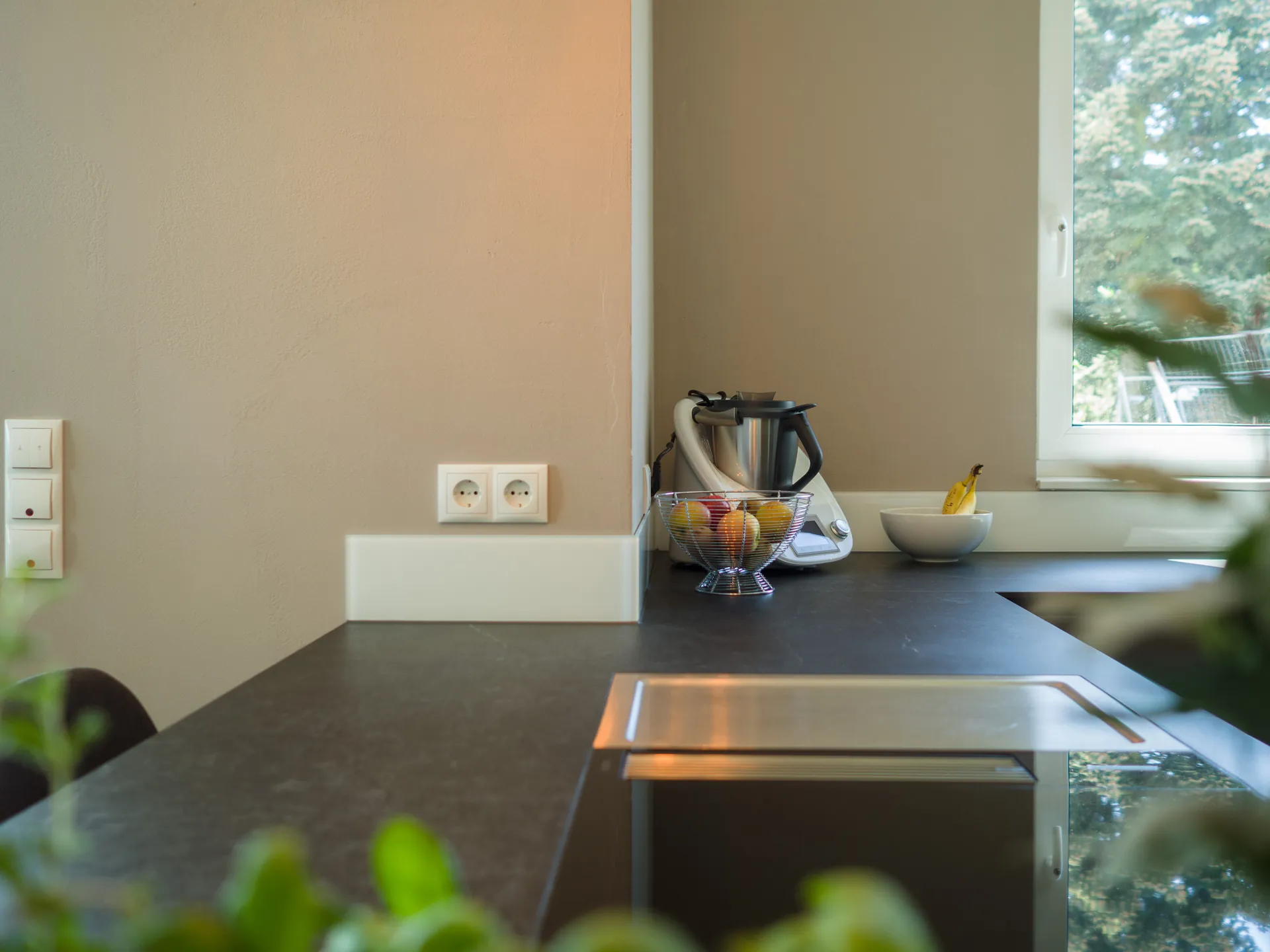 Designküche – Häcker Küche in Graphit mit Dekton-Arbeitsplatte