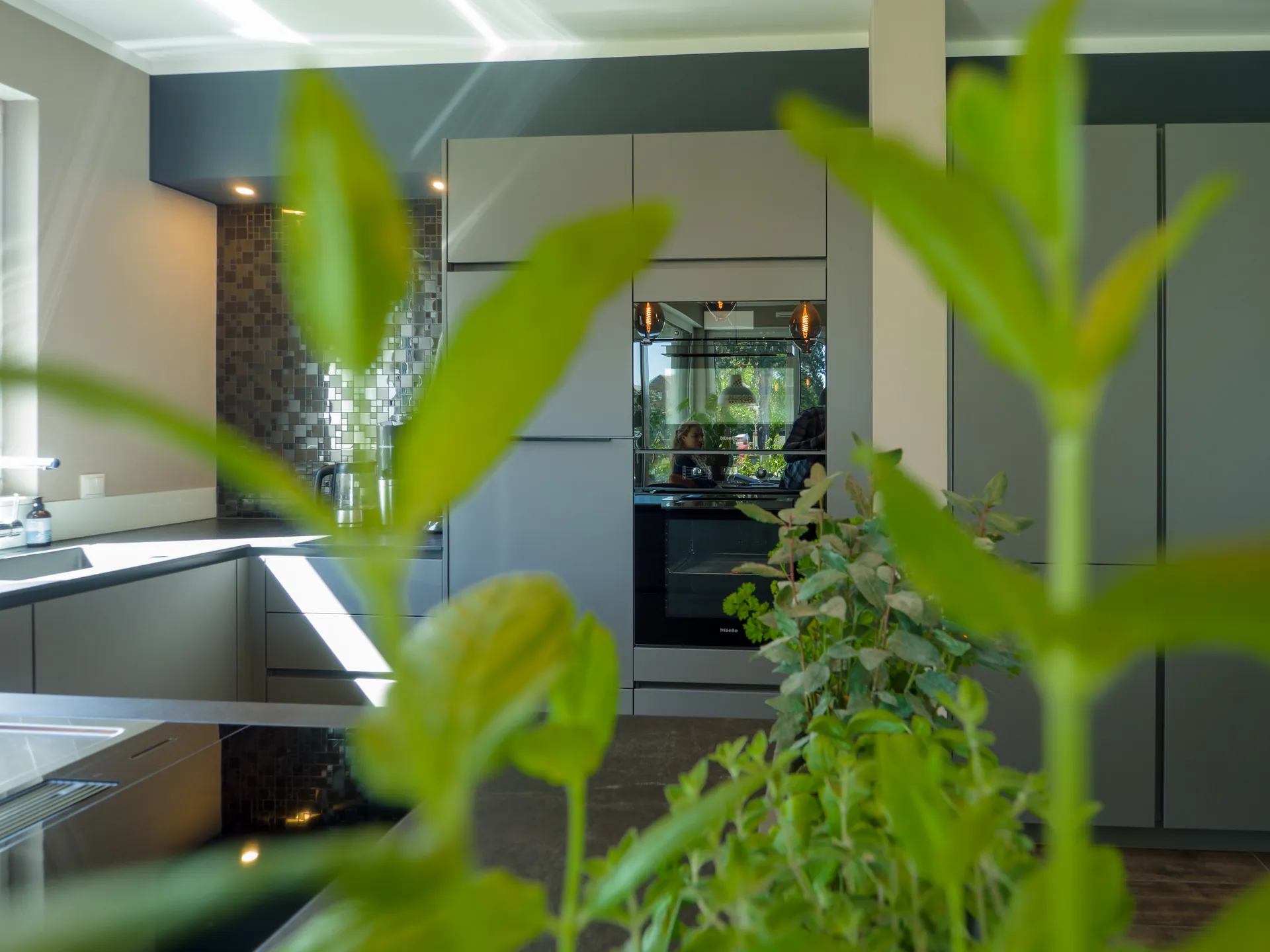Designküche – Häcker Küche in Graphit mit Dekton-Arbeitsplatte