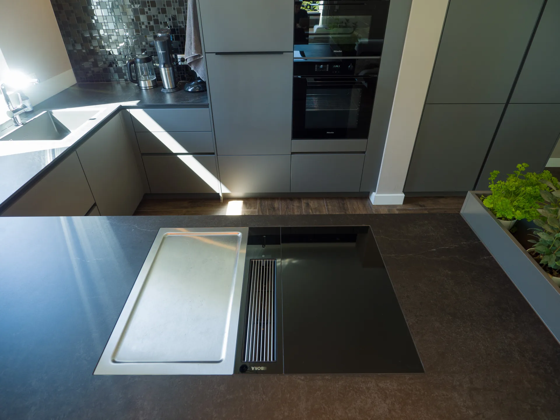 Designküche – Häcker Küche in Graphit mit Dekton-Arbeitsplatte