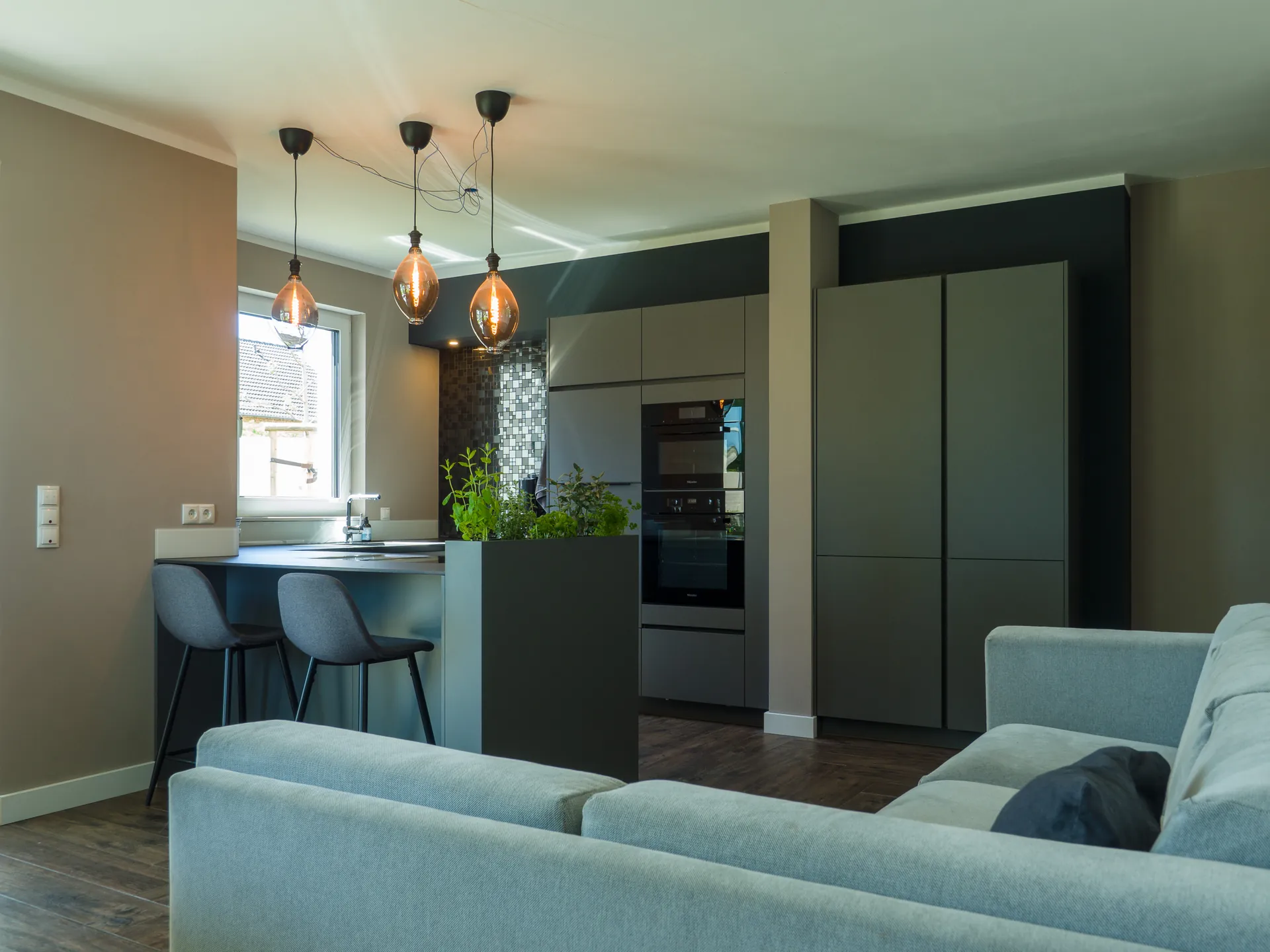 Designküche – Häcker Küche in Graphit mit Dekton-Arbeitsplatte