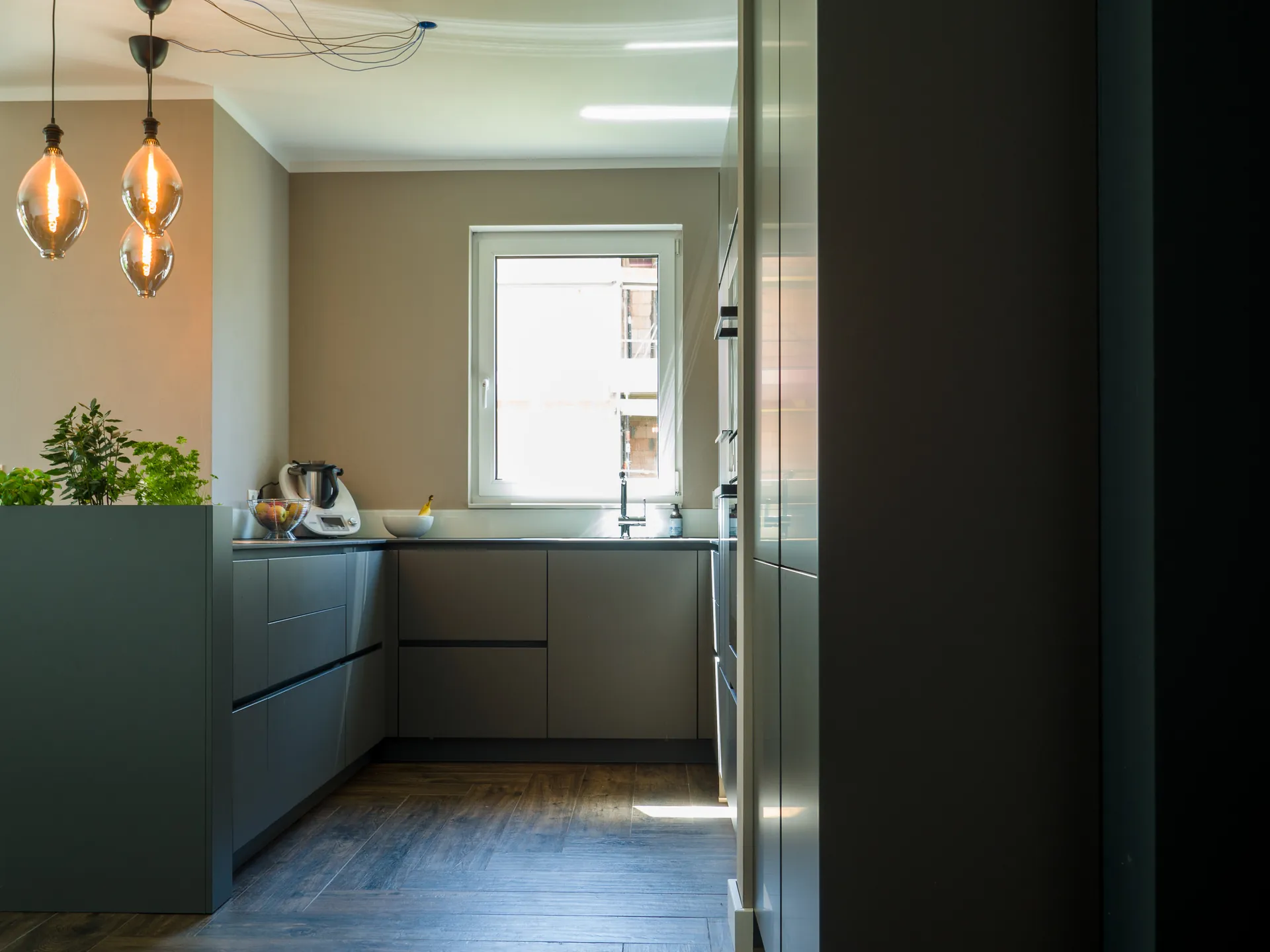 Designküche – Häcker Küche in Graphit mit Dekton-Arbeitsplatte