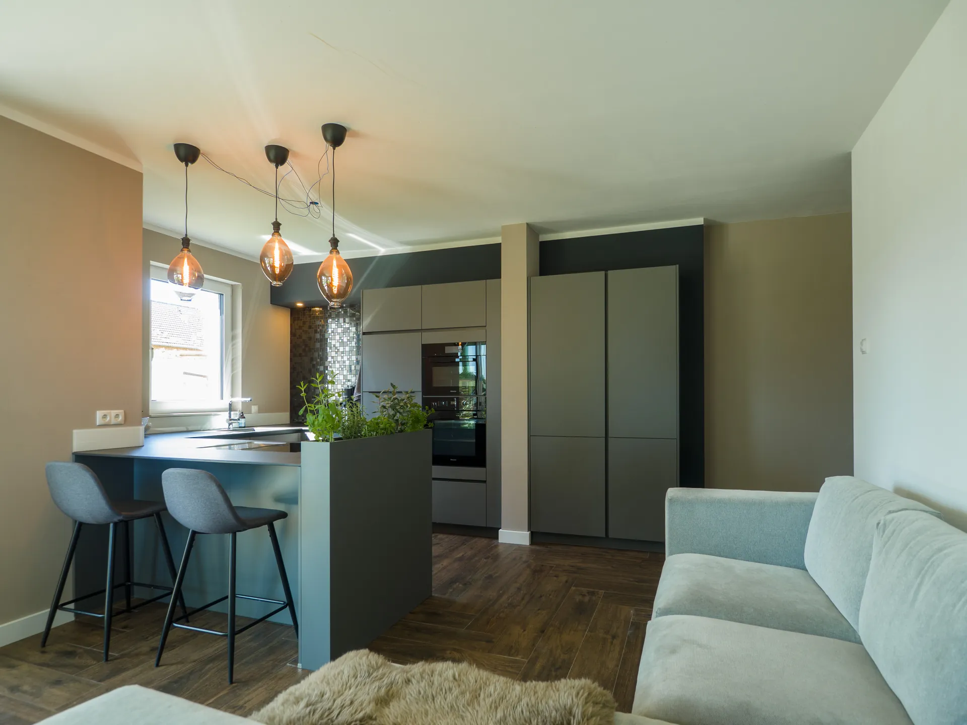 Designküche – Häcker Küche in Graphit mit Dekton-Arbeitsplatte