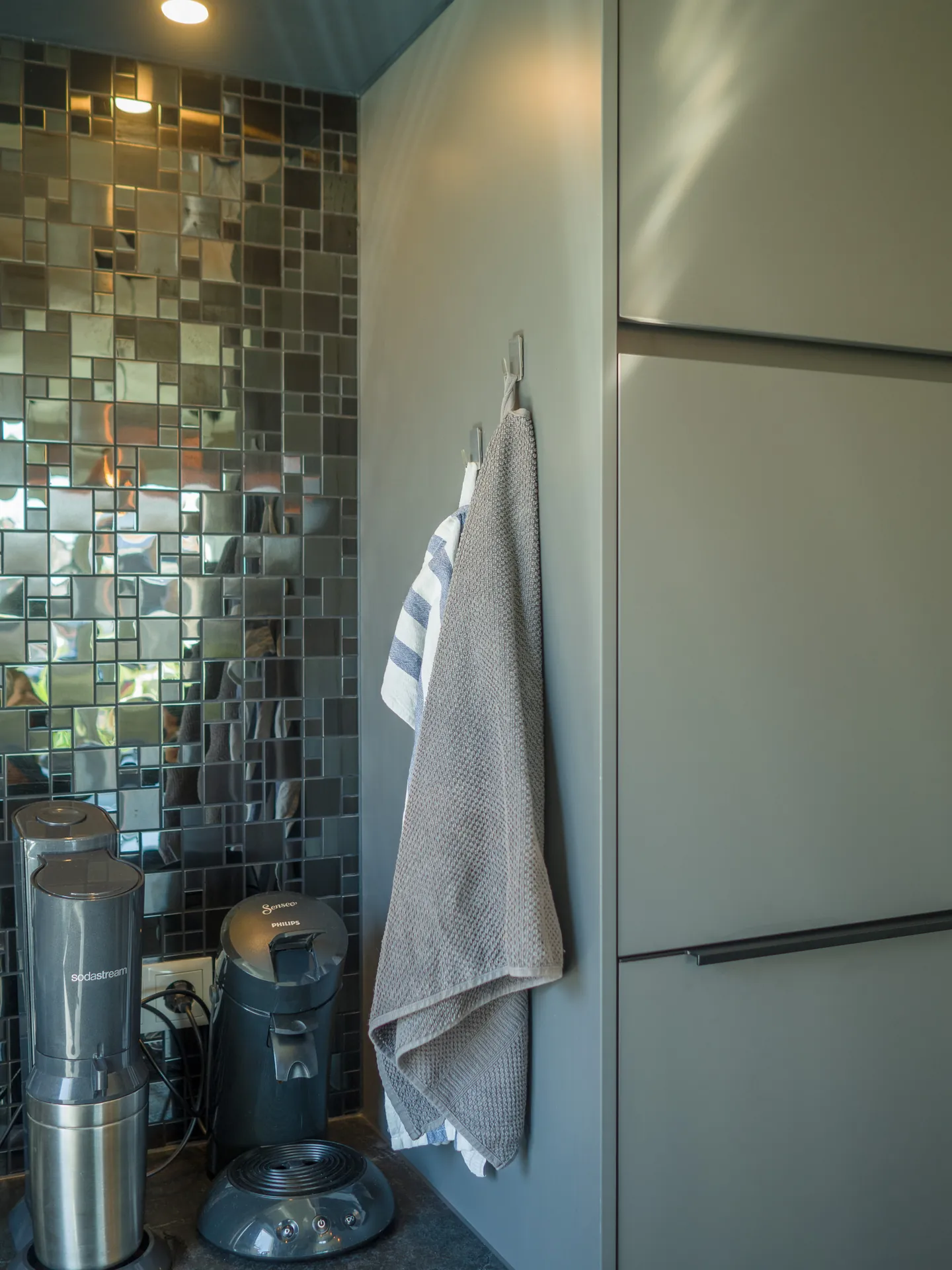 Designküche – Häcker Küche in Graphit mit Dekton-Arbeitsplatte
