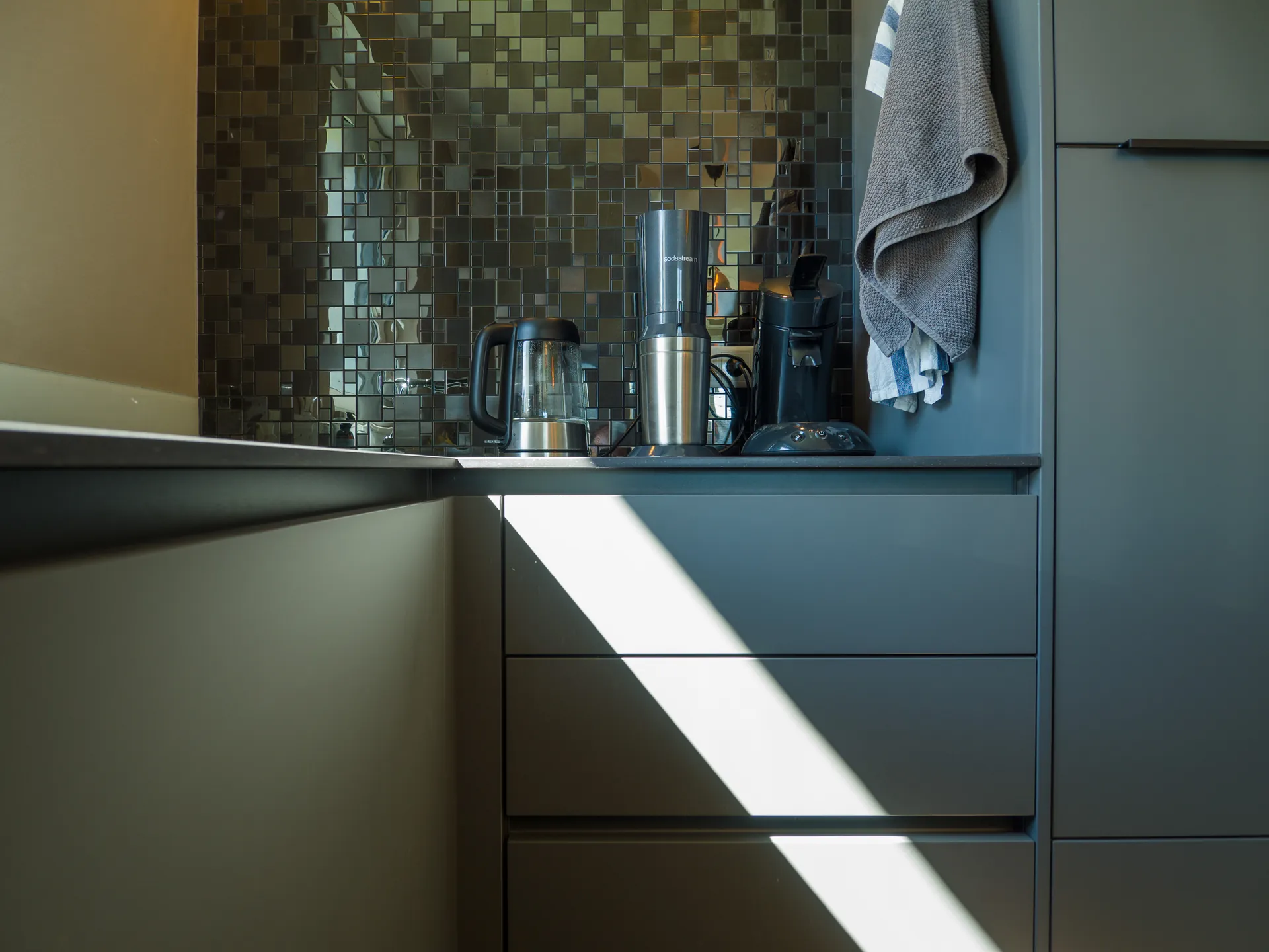 Designküche – Häcker Küche in Graphit mit Dekton-Arbeitsplatte