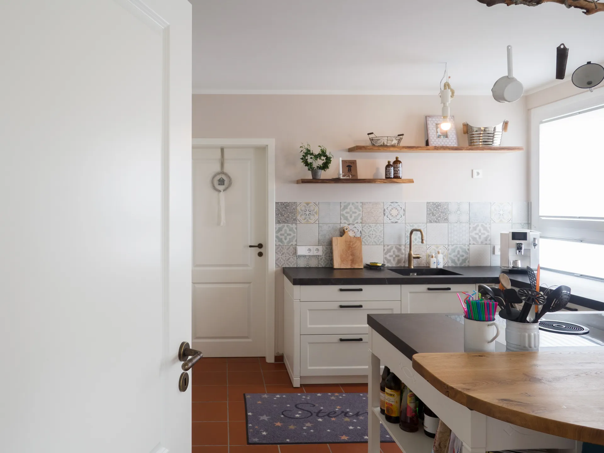 Landhausküche – Häcker Landhausküche in Esche Weiß mit Eiche