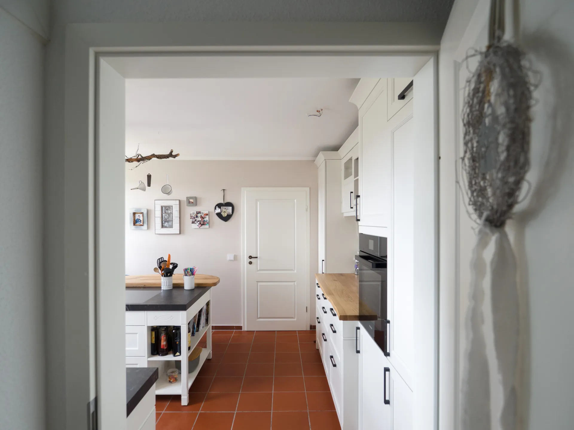 Landhausküche – Häcker Landhausküche in Esche Weiß mit Eiche