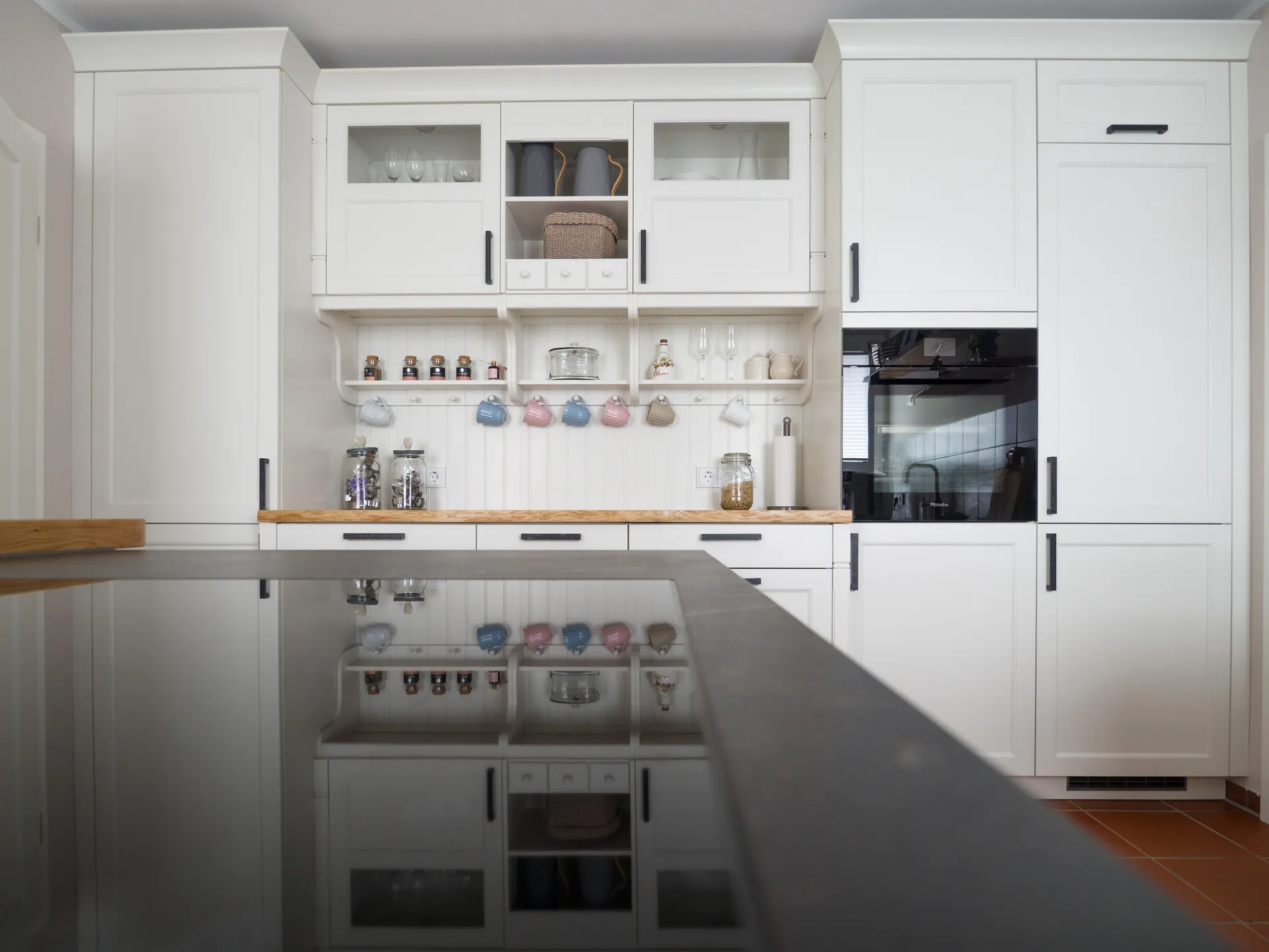 Landhausküche – Häcker Landhausküche in Esche Weiß mit Eiche