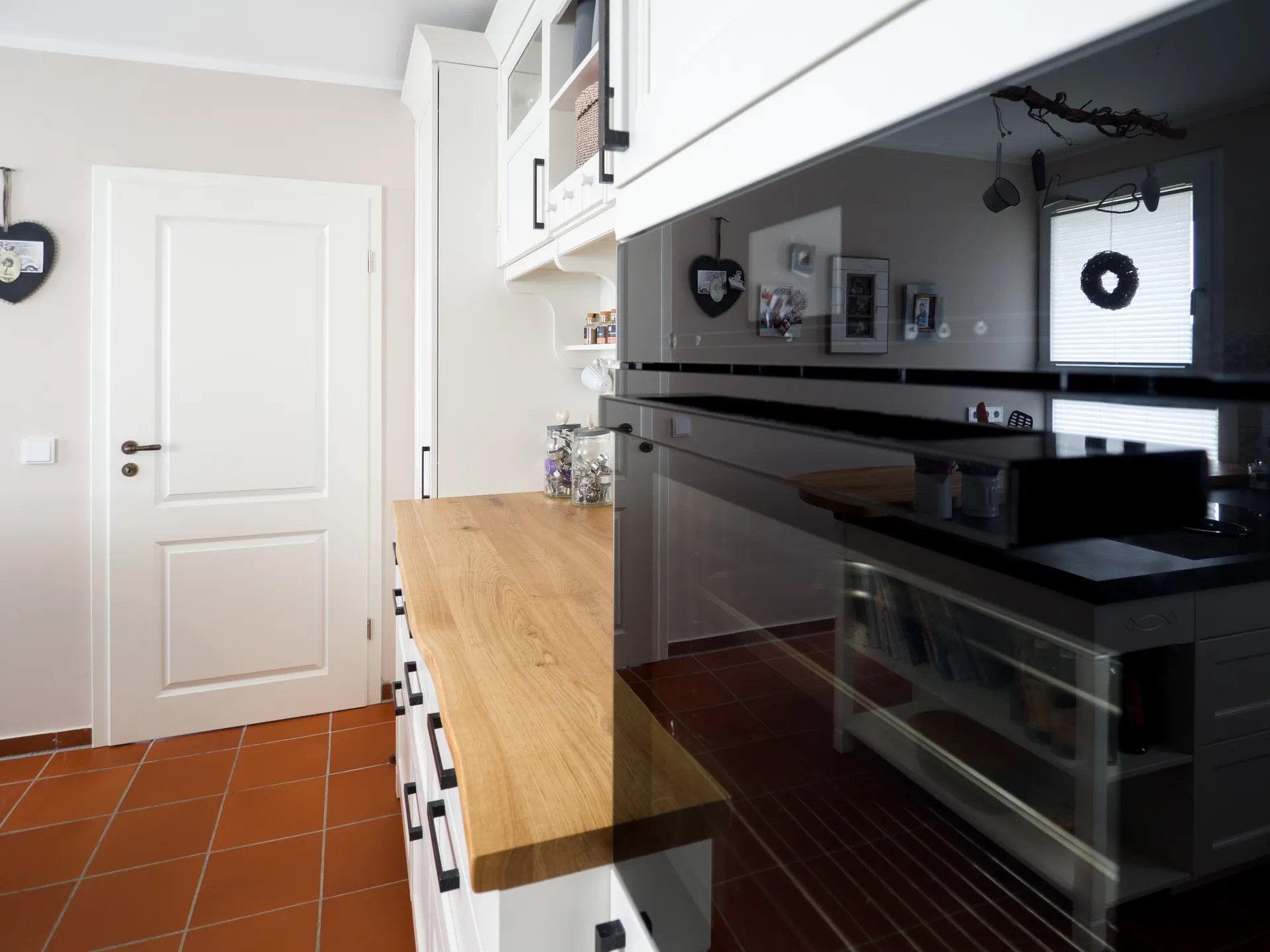 Landhausküche – Häcker Landhausküche in Esche Weiß mit Eiche