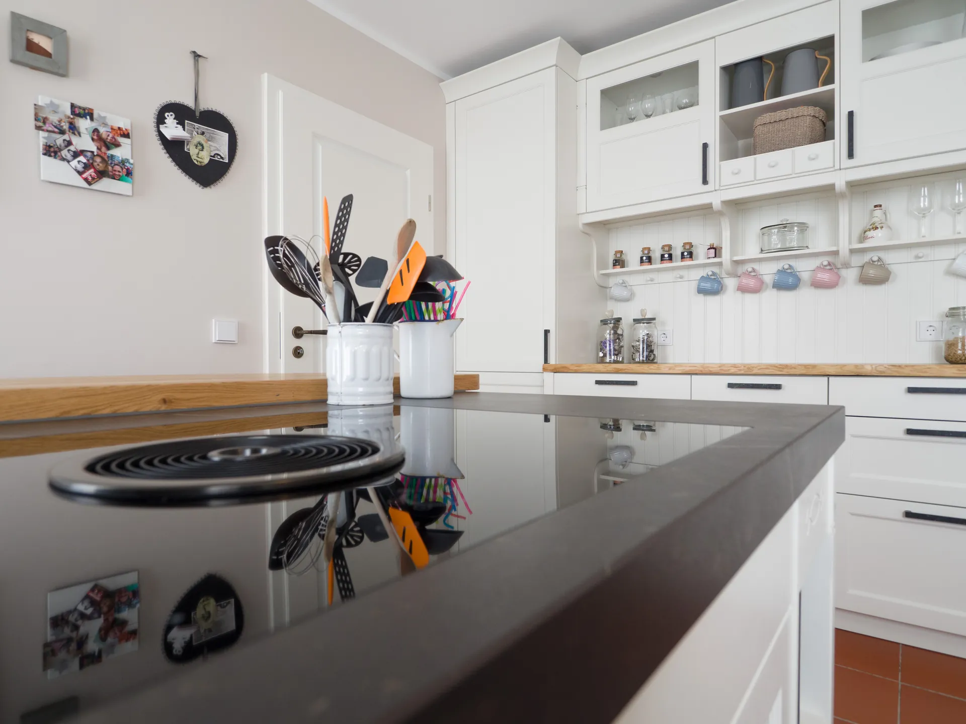 Landhausküche – Häcker Landhausküche in Esche Weiß mit Eiche