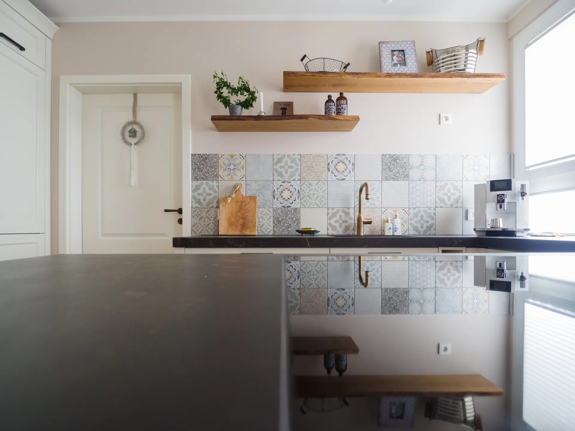 Landhausküche – Häcker Landhausküche in Esche Weiß mit Eiche