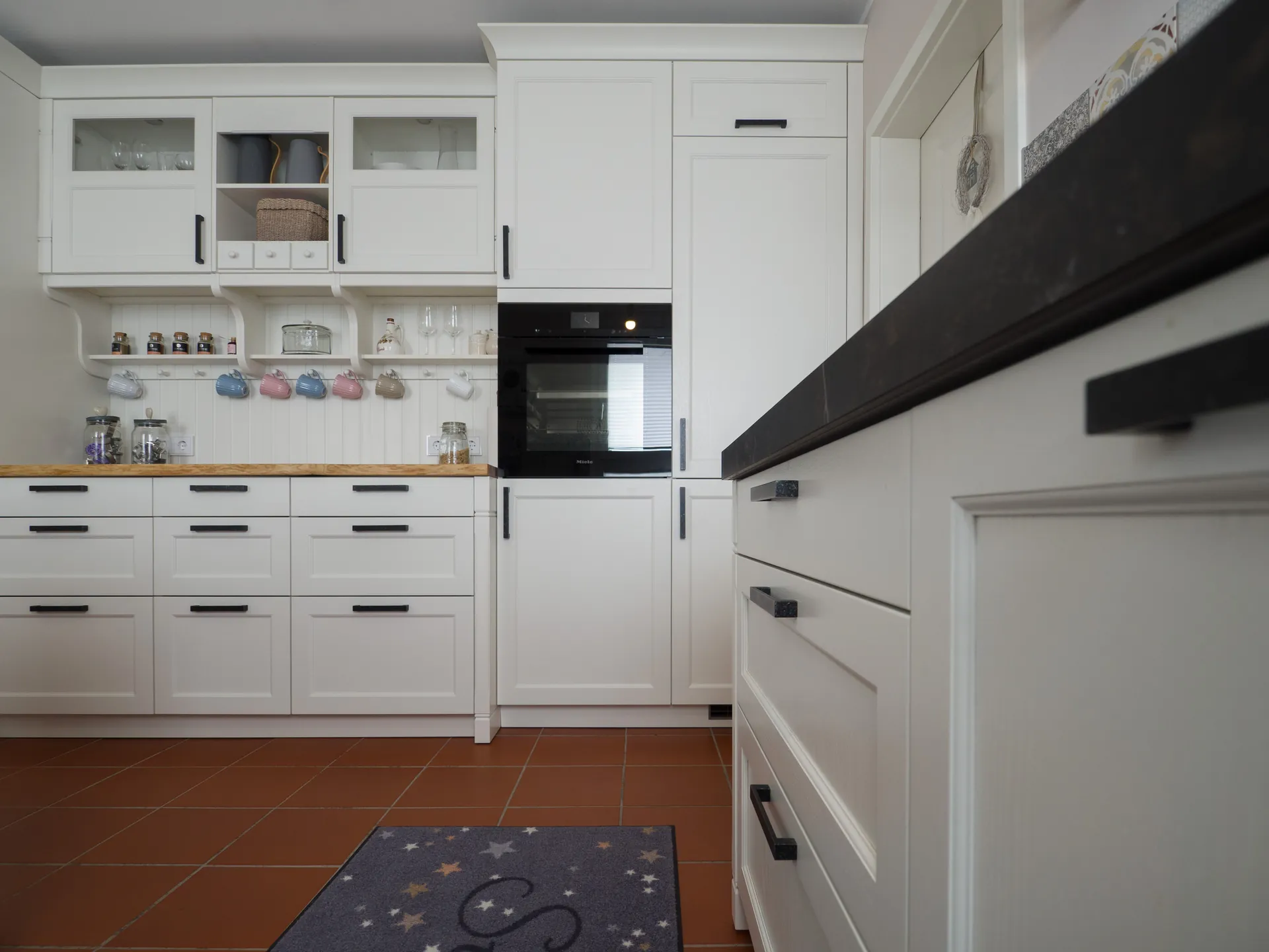 Landhausküche – Häcker Landhausküche in Esche Weiß mit Eiche
