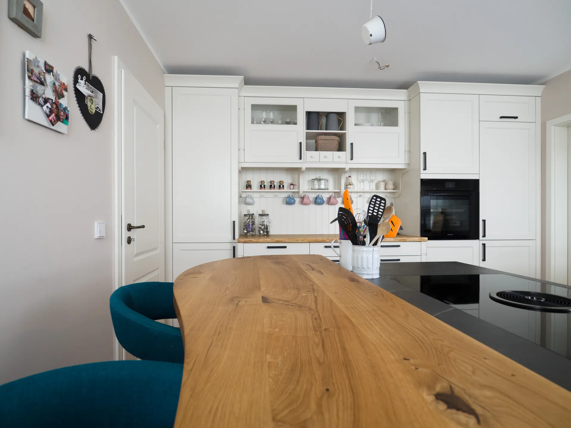 Landhausküche – Häcker Landhausküche in Esche Weiß mit Eiche