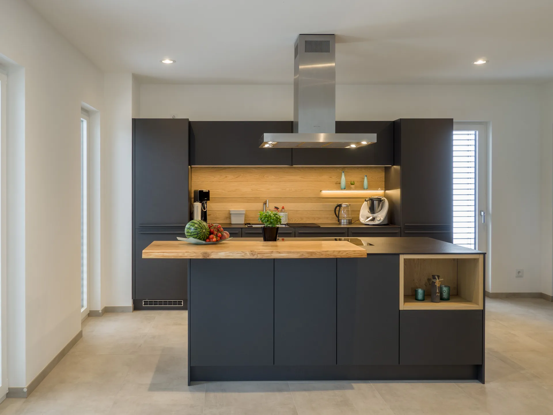 Designküche – Leicht Küche in Carbongrau mit Eiche