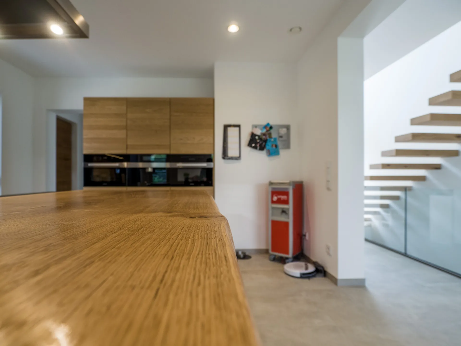 Designküche – Leicht Küche in Carbongrau mit Eiche