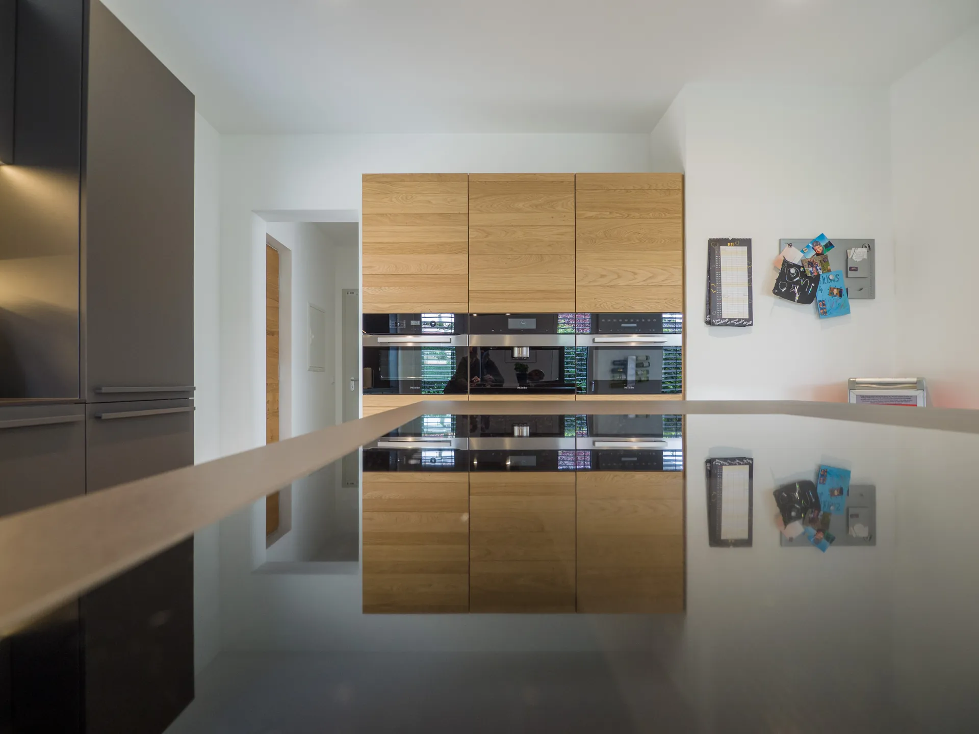 Designküche – Leicht Küche in Carbongrau mit Eiche
