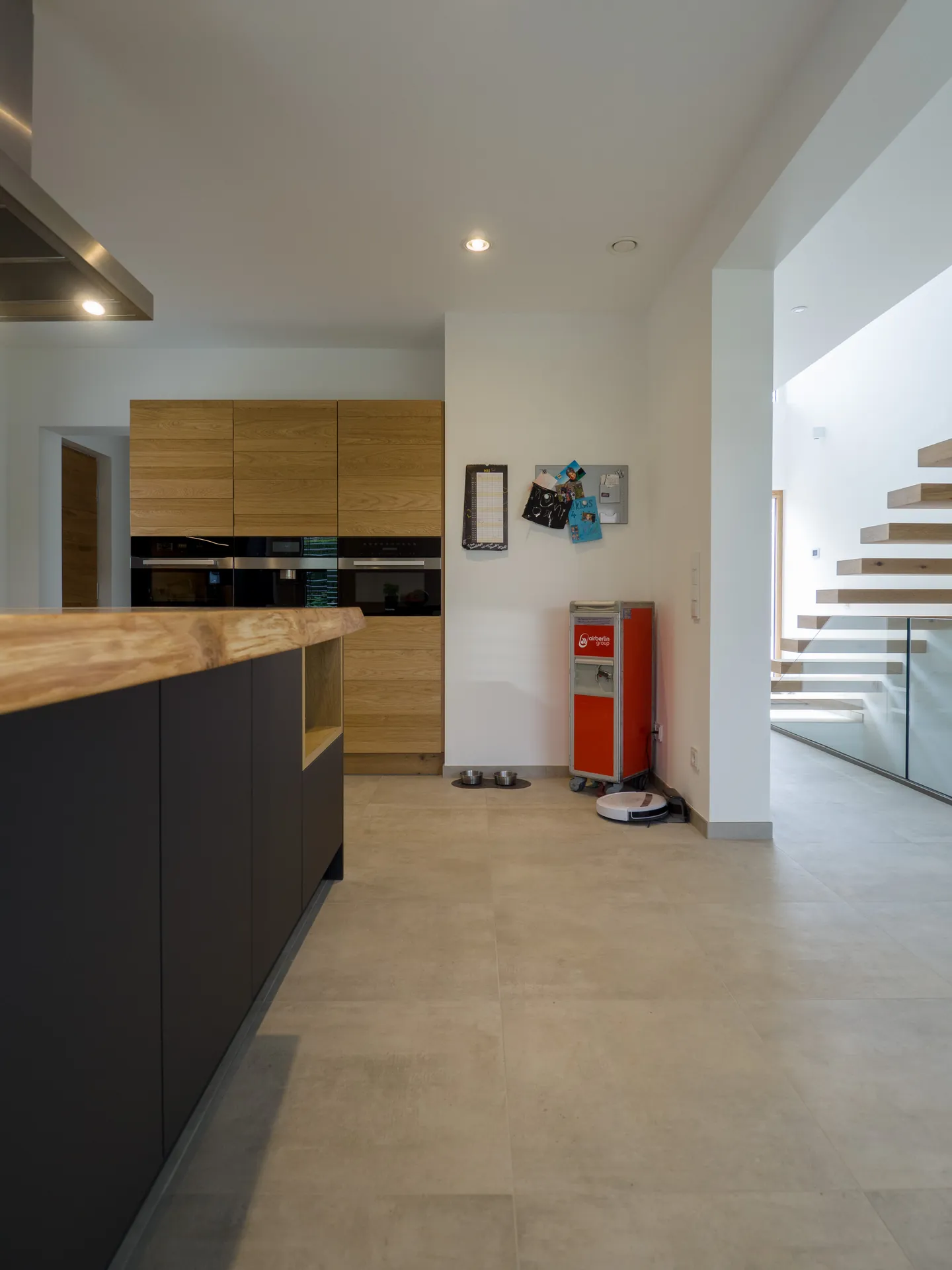 Designküche – Leicht Küche in Carbongrau mit Eiche