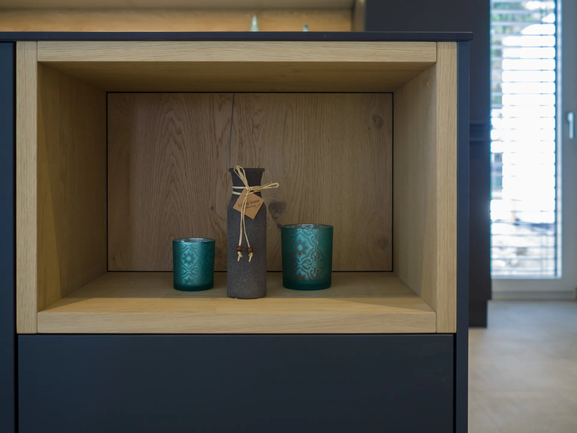 Designküche – Leicht Küche in Carbongrau mit Eiche