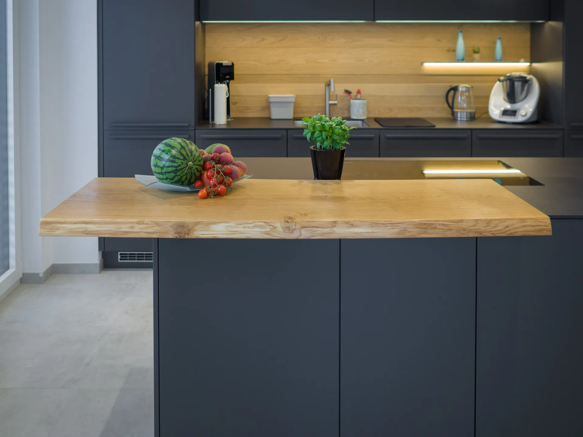 Designküche – Leicht Küche in Carbongrau mit Eiche