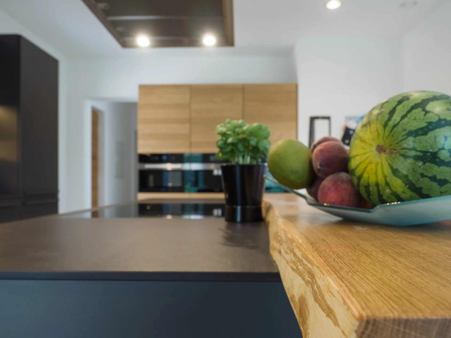 Designküche – Leicht Küche in Carbongrau mit Eiche