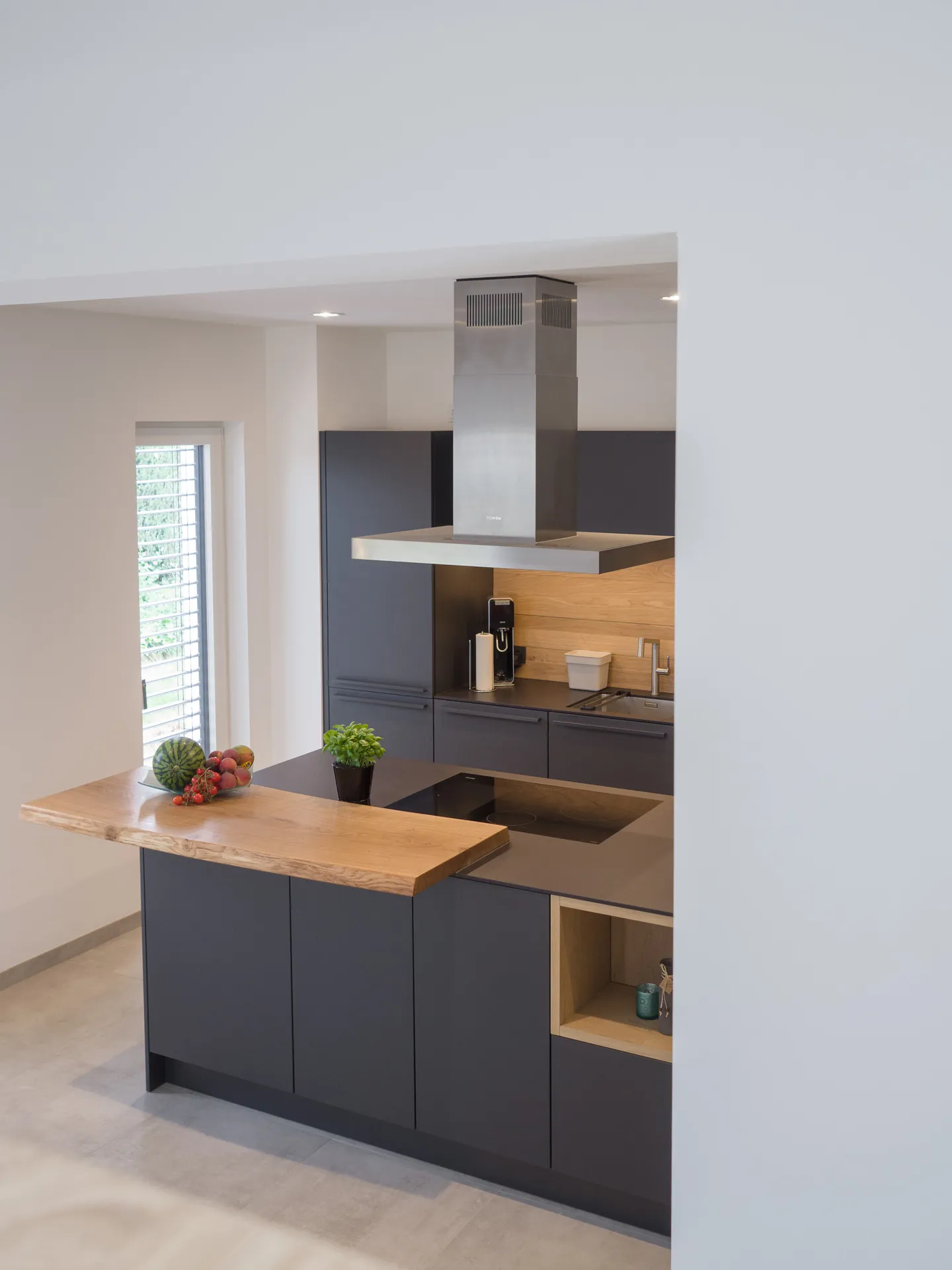 Designküche – Leicht Küche in Carbongrau mit Eiche