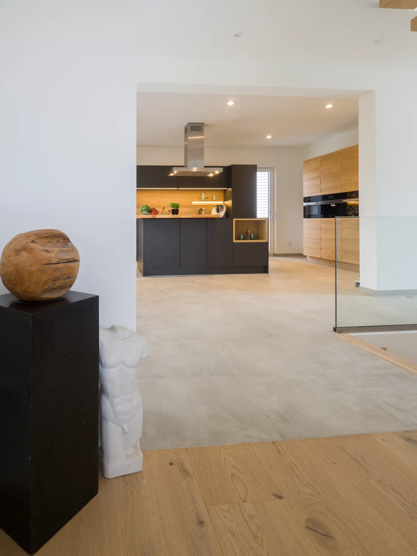 Designküche – Leicht Küche in Carbongrau mit Eiche