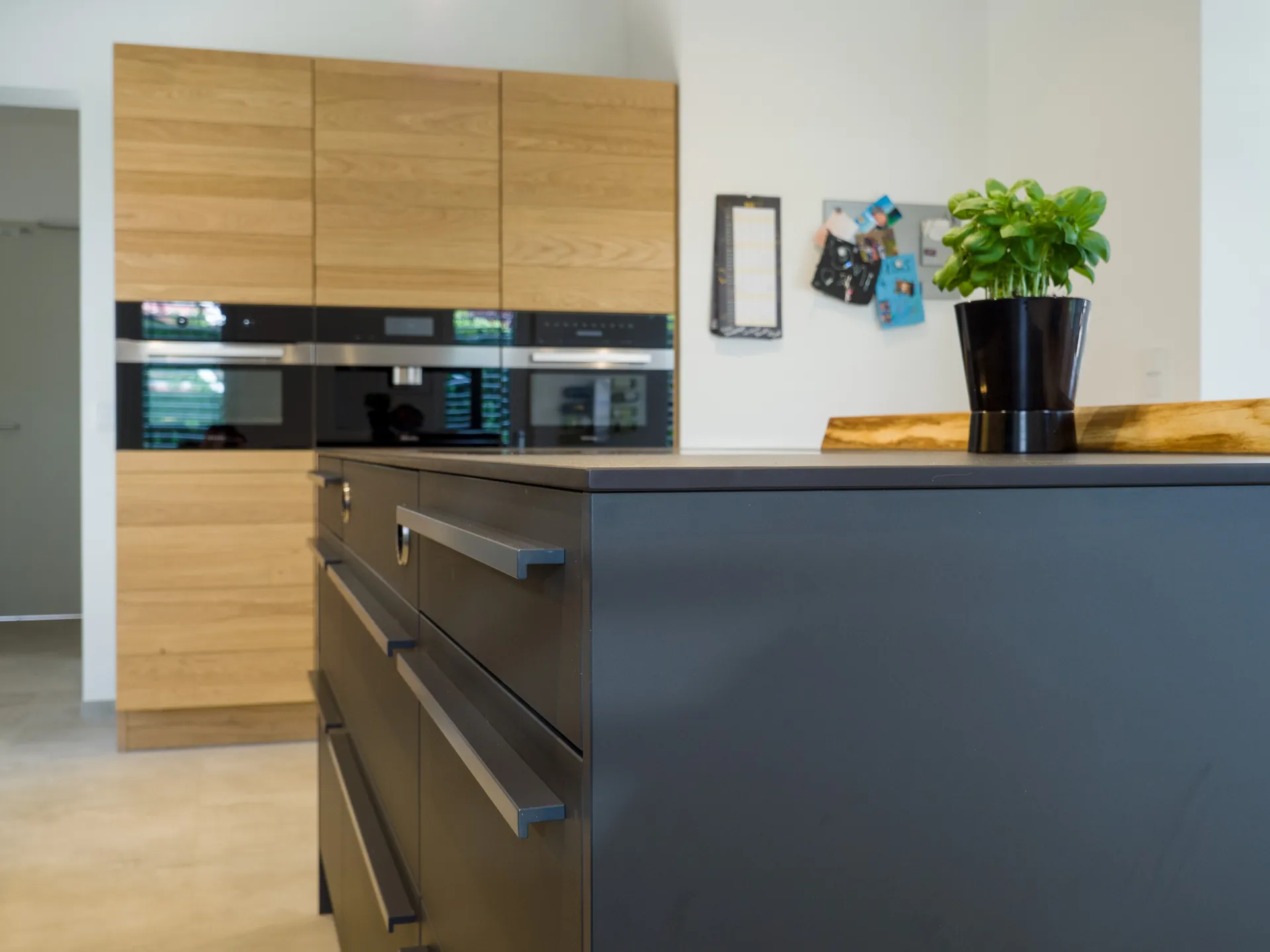 Designküche – Leicht Küche in Carbongrau mit Eiche