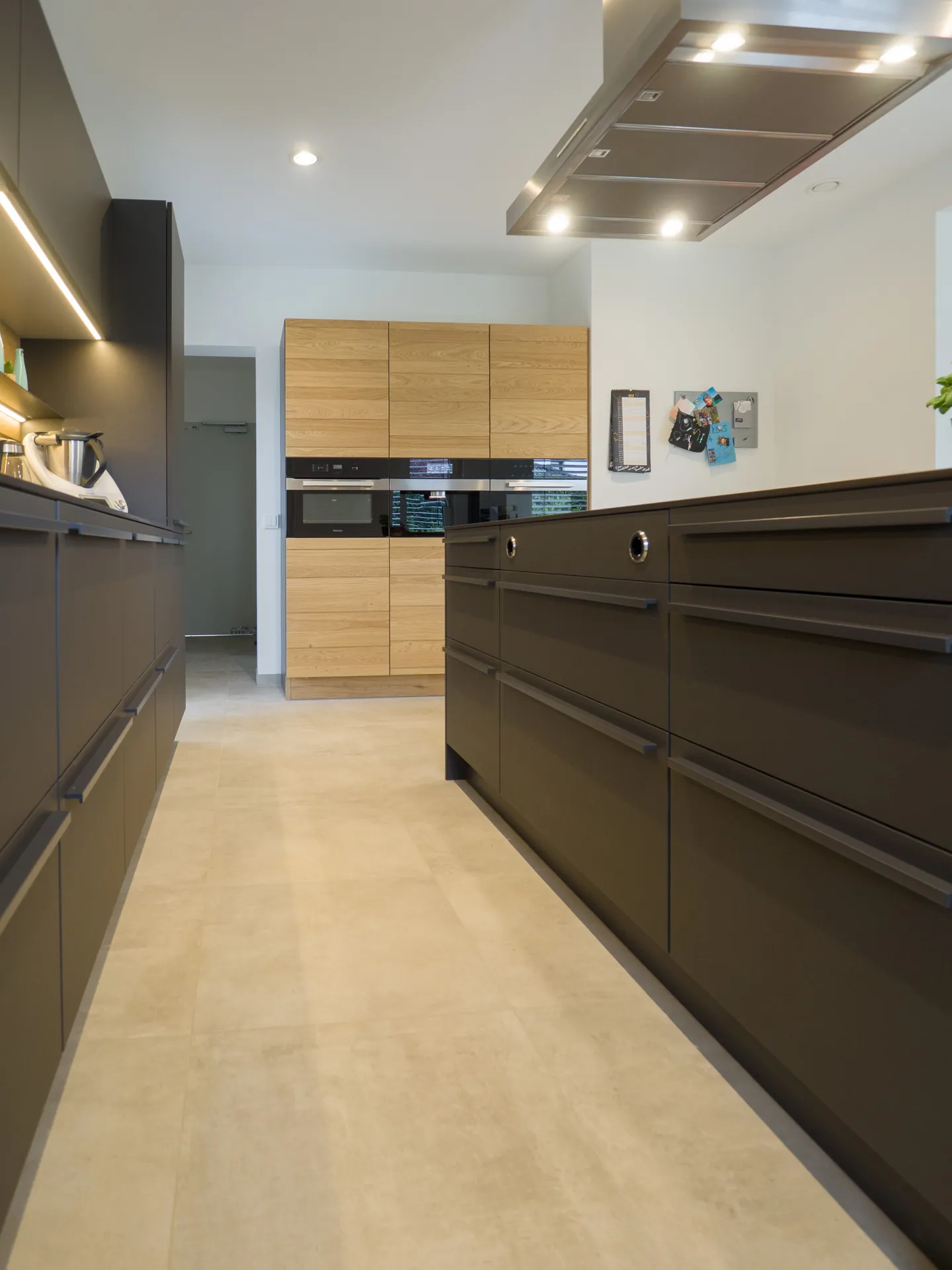 Designküche – Leicht Küche in Carbongrau mit Eiche