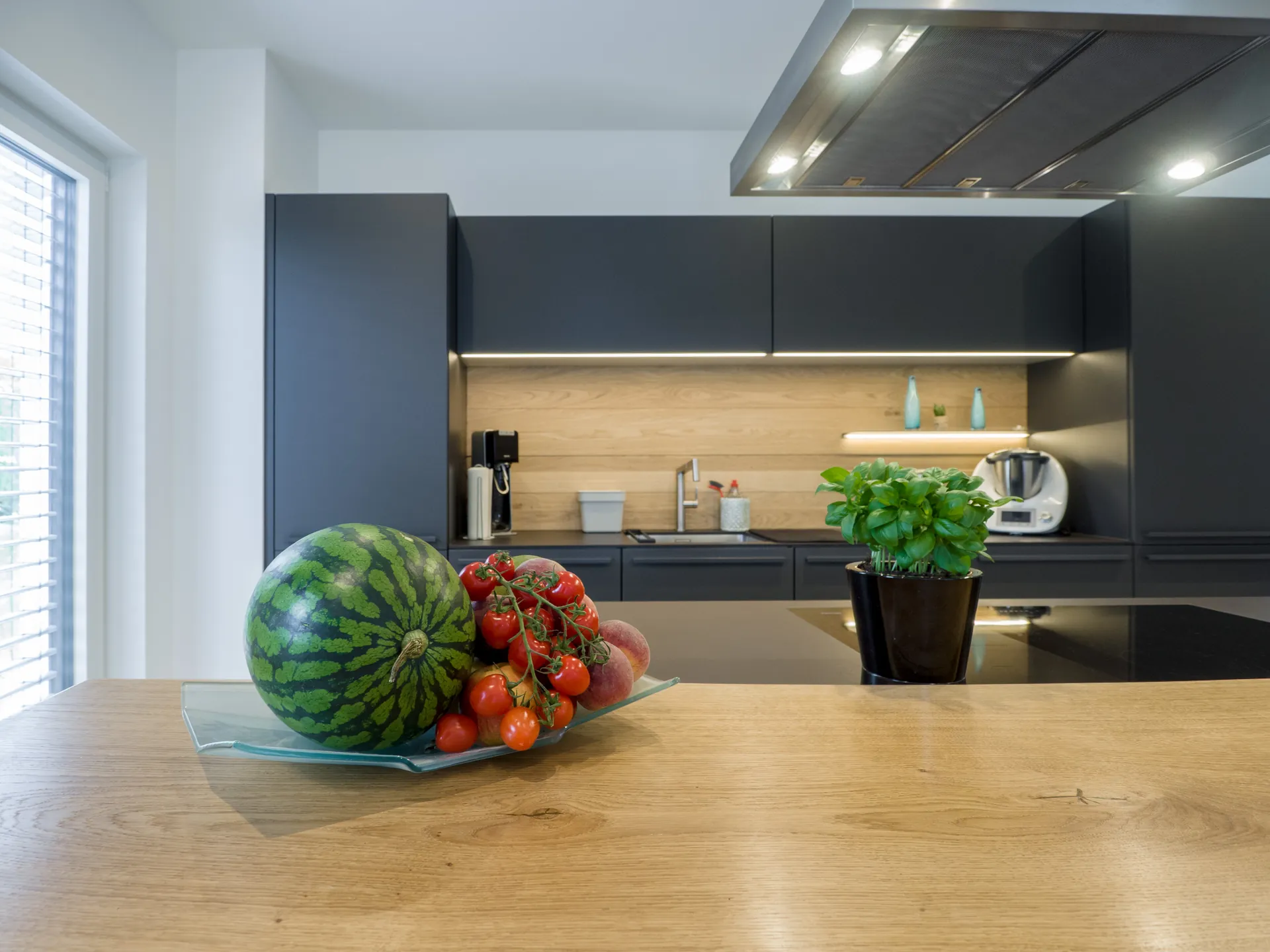 Designküche – Leicht Küche in Carbongrau mit Eiche