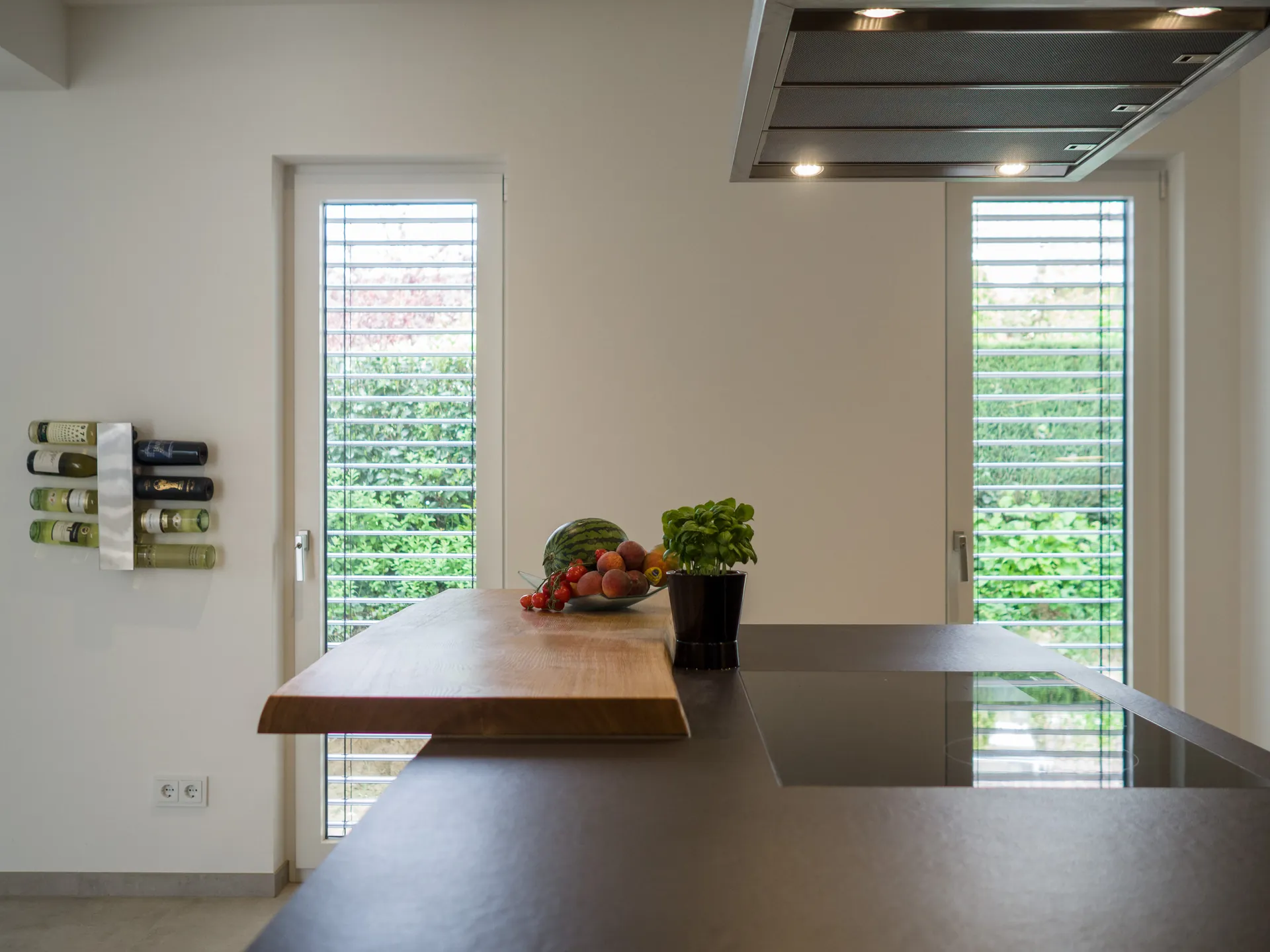 Designküche – Leicht Küche in Carbongrau mit Eiche