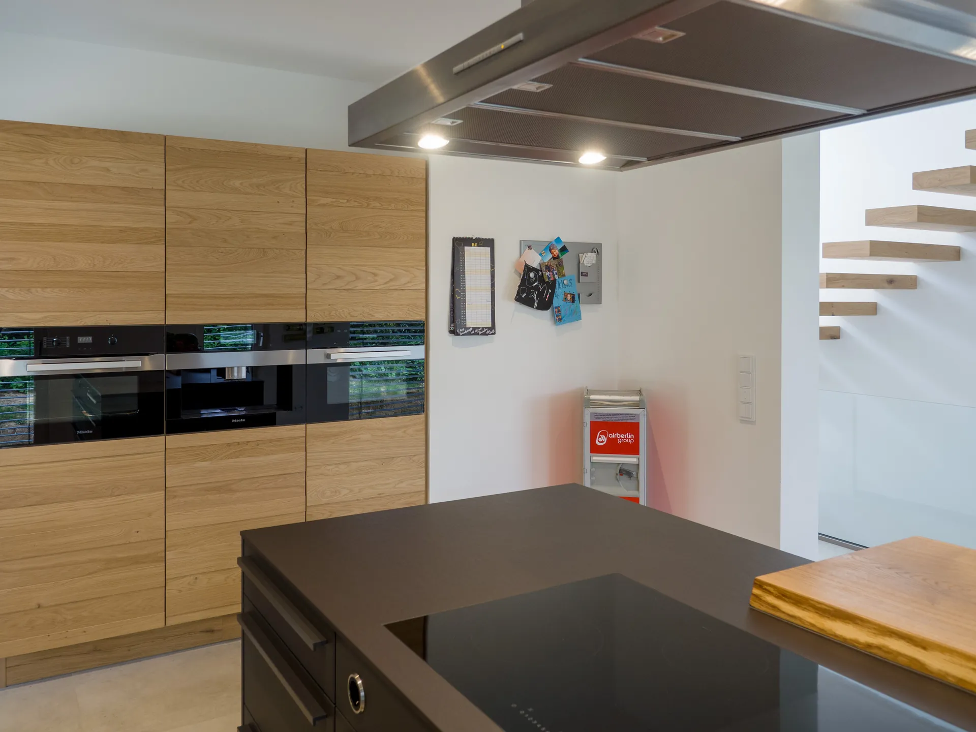 Designküche – Leicht Küche in Carbongrau mit Eiche