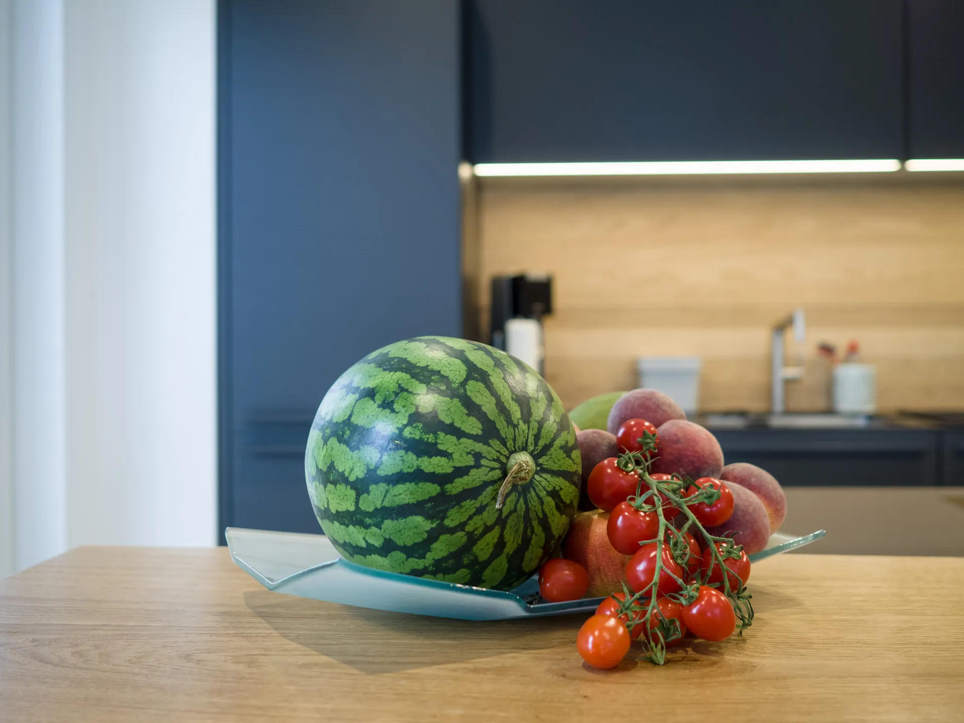 Designküche – Leicht Küche in Carbongrau mit Eiche