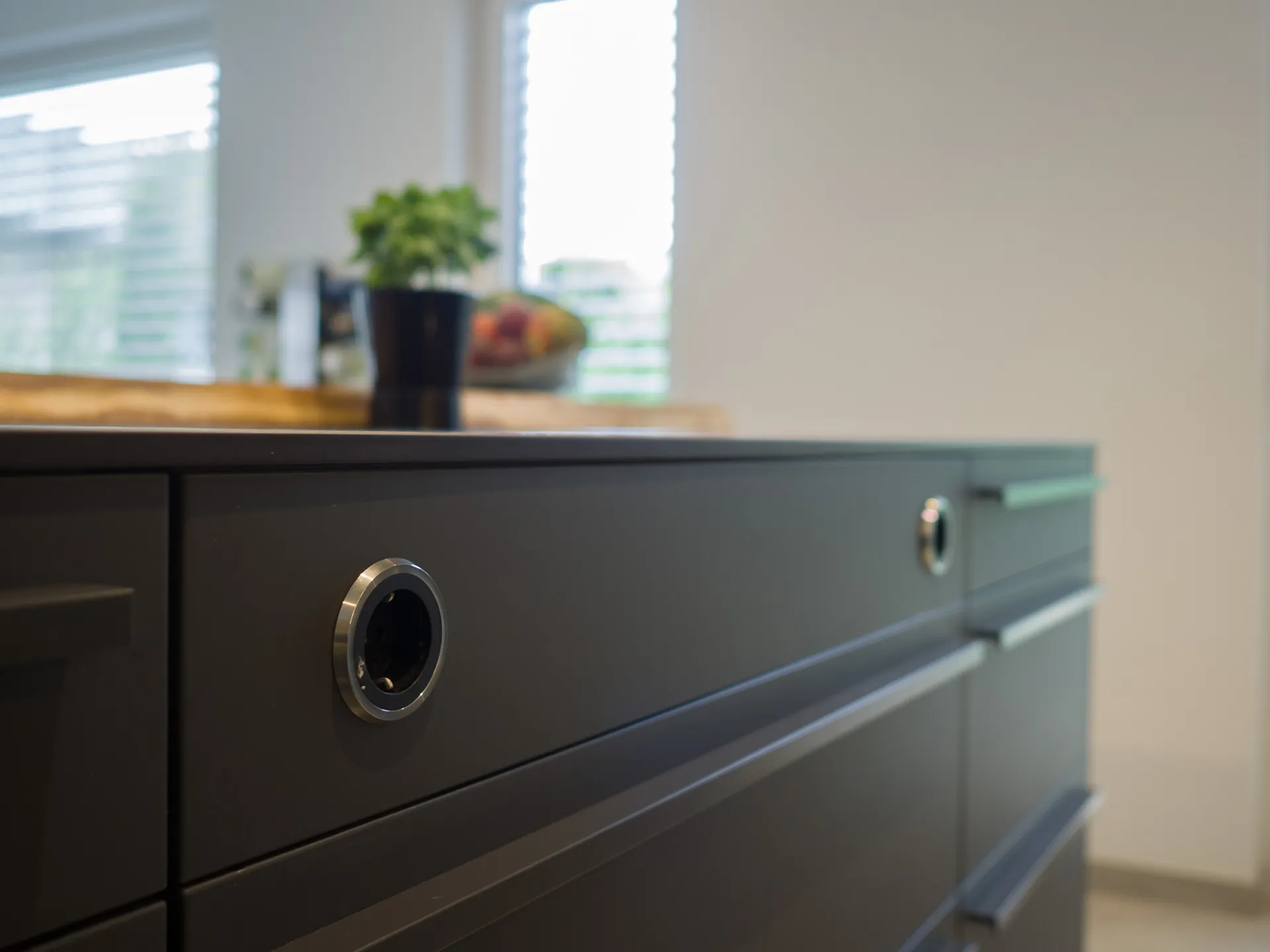 Designküche – Leicht Küche in Carbongrau mit Eiche