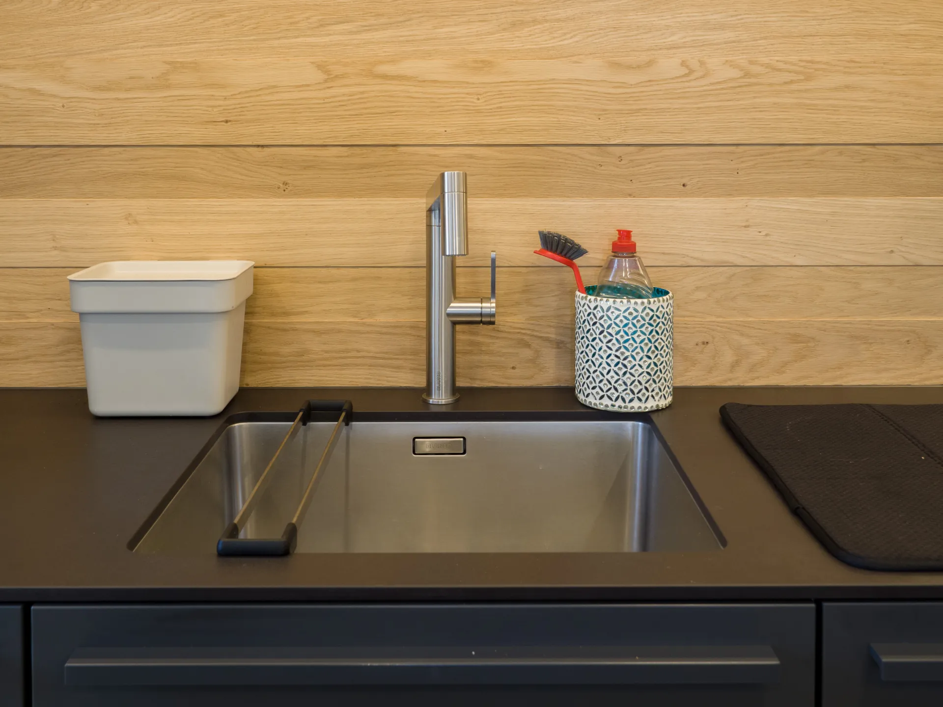 Designküche – Leicht Küche in Carbongrau mit Eiche
