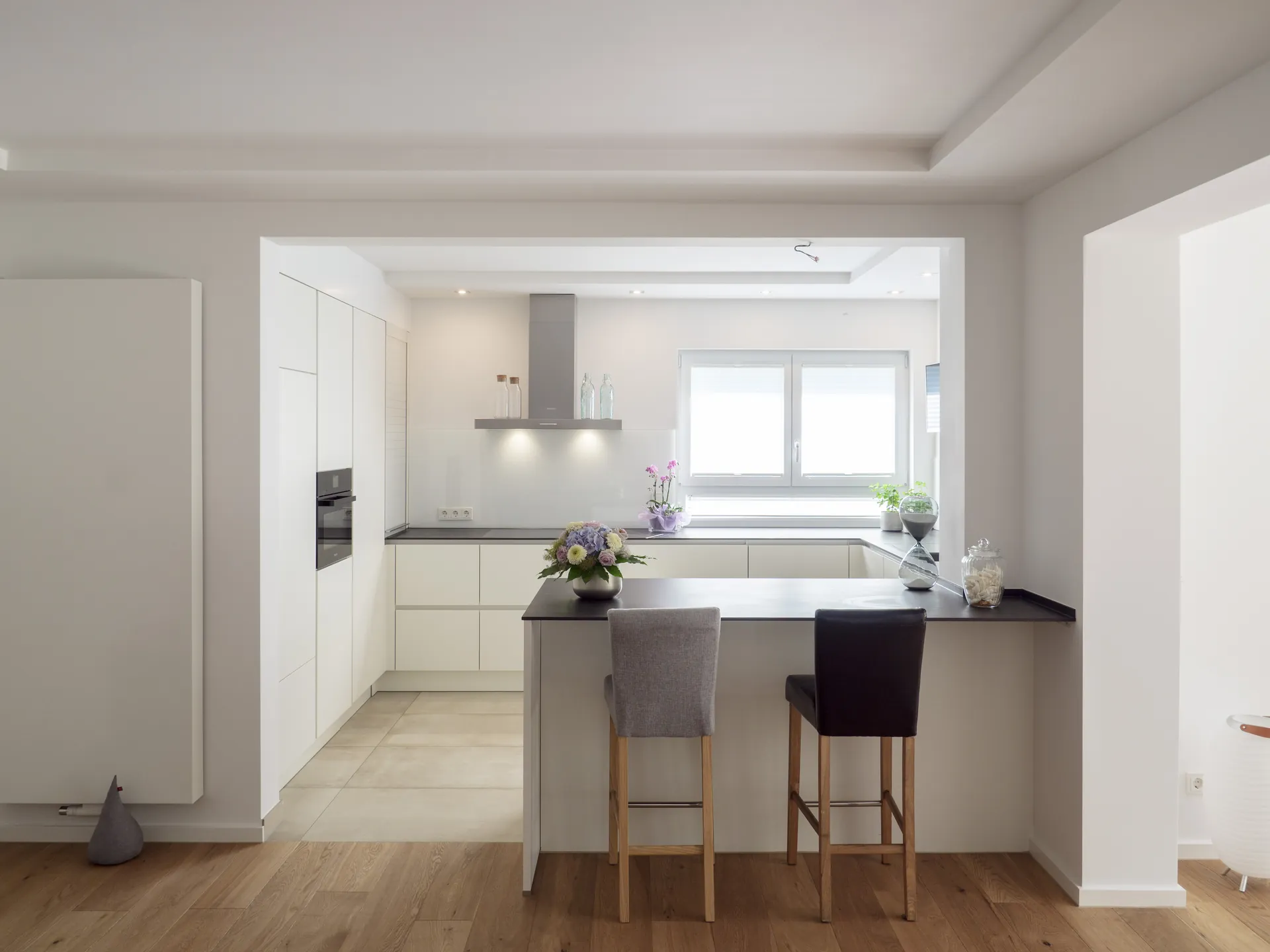 Designküche – Häcker Küche in Weiß Mattlack mit Dekton