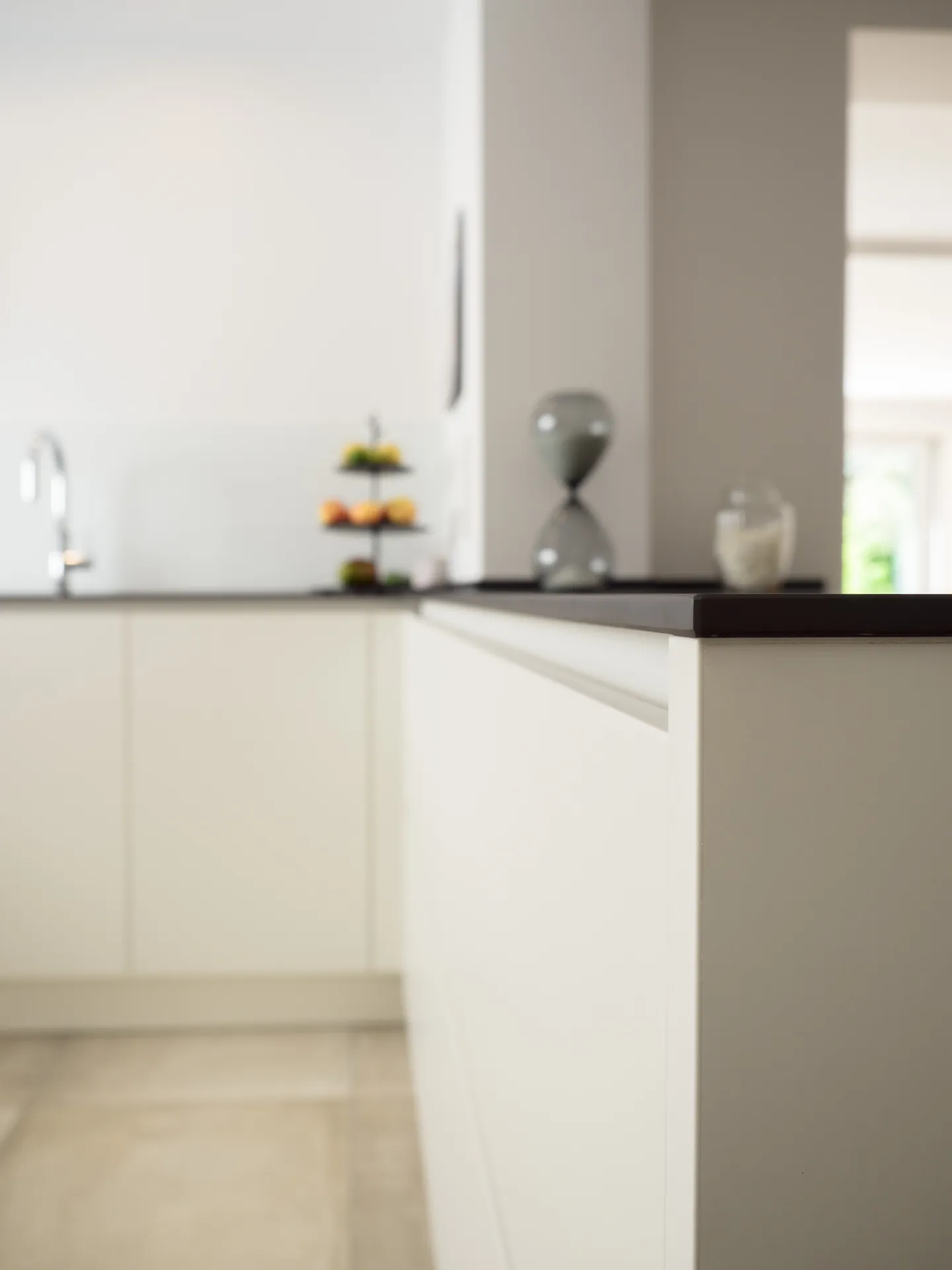 Designküche – Häcker Küche in Weiß Mattlack mit Dekton
