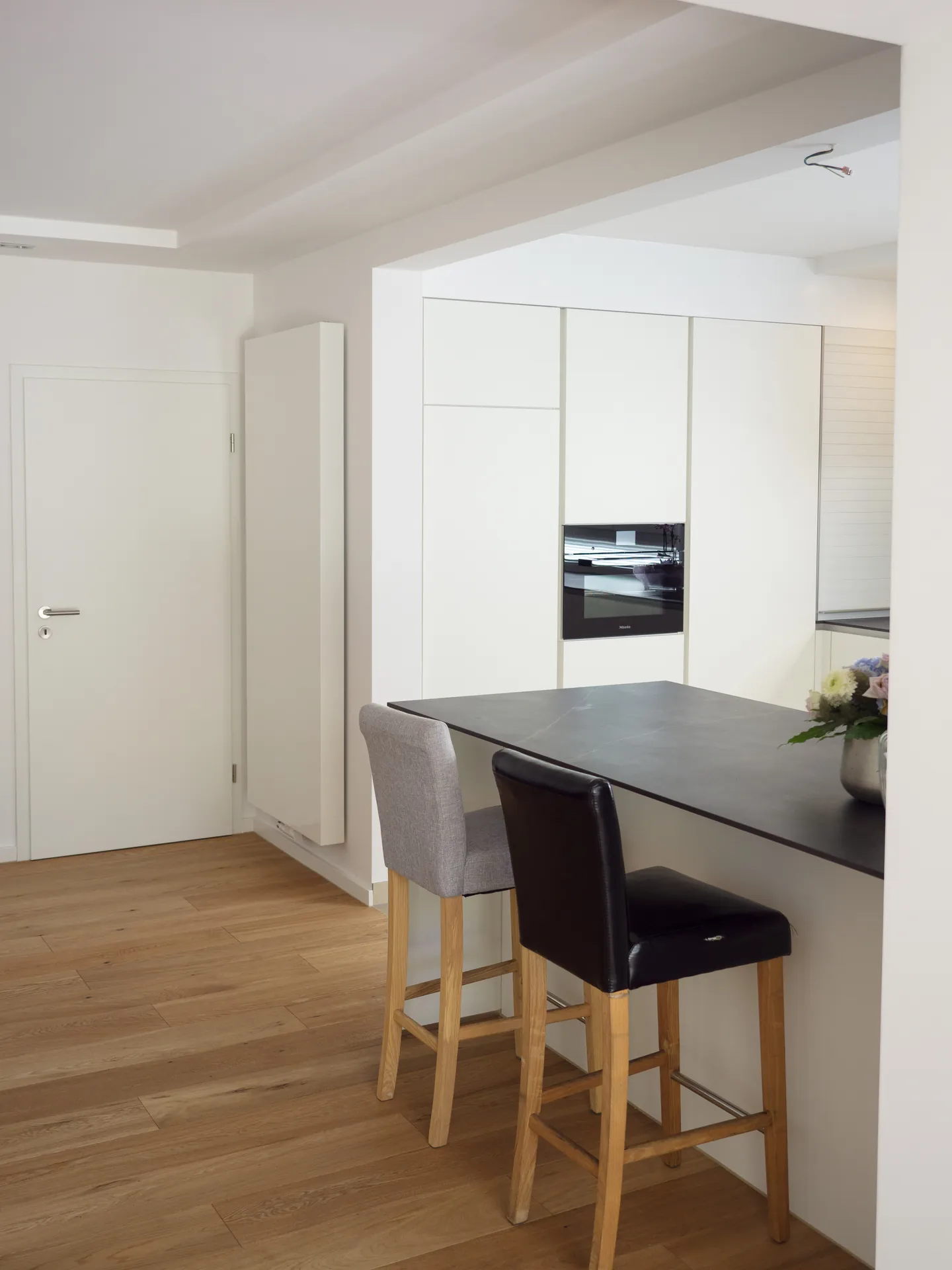 Designküche – Häcker Küche in Weiß Mattlack mit Dekton